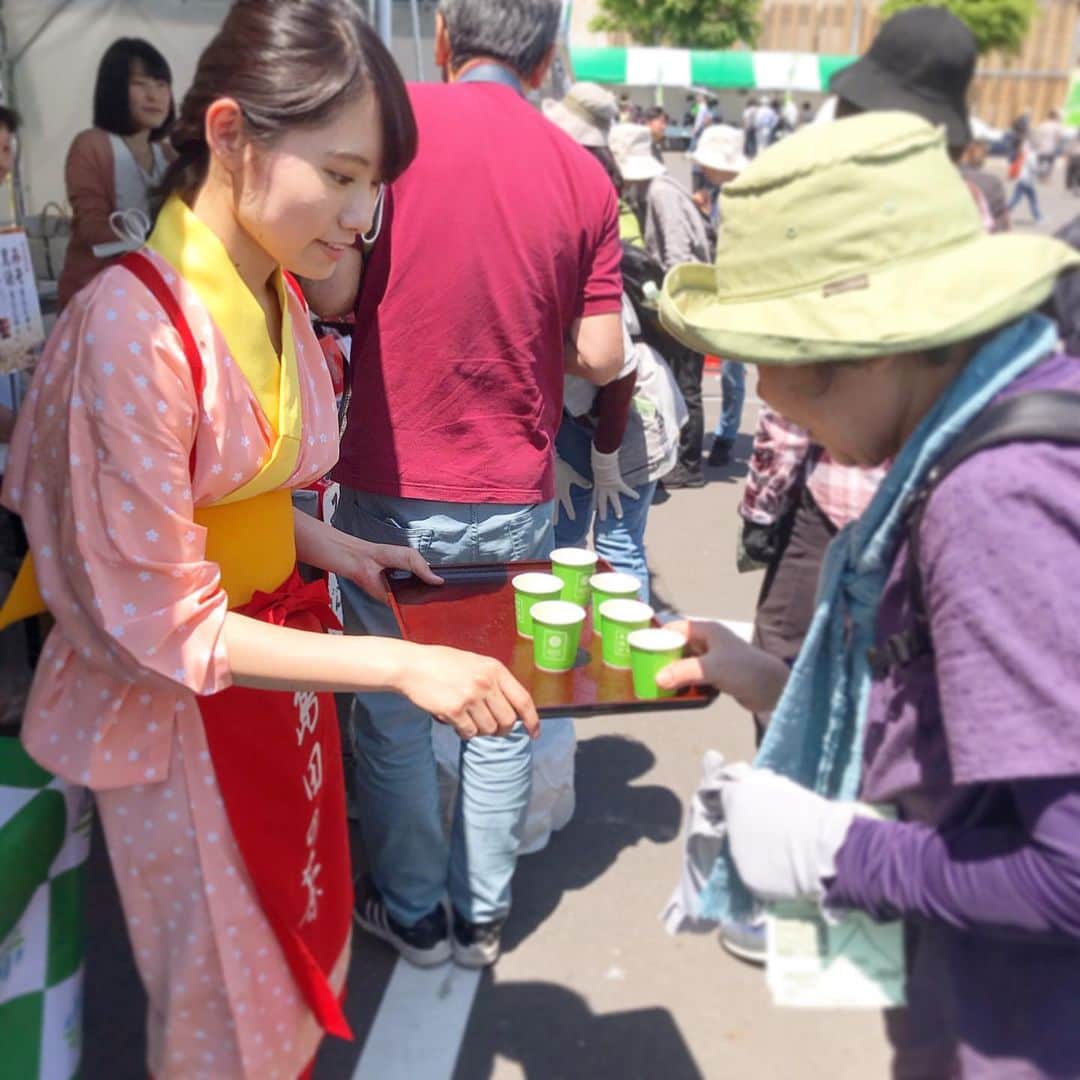 島田市さんのインスタグラム写真 - (島田市Instagram)「5月10日から12日までの3日間、ふじのくに茶の都ミュージアムにて「世界お茶まつり2019春の祭典」が開催中です！🍵﻿ 出店ブースには、静岡県内のお茶、世界各国のお茶、県内の農林水産物等がもりだくさん！﻿ 島田市も島田市緑茶化計画コンセプトティー「SHIMADA GREEN Ci-TEA JAPAN」の試飲、販売をしています☺️﻿ さらに！本日、5月11日の16時から夕涼み会場にて「鮨天ぷら政」が「島田DEいっぷく」プレミアム緑茶ハイの販売をします✨夕涼みをしながら、プレミアムなひとときを楽しみに来てください♪﻿ ﻿ 世界お茶まつりサイト→https://www.ocha-festival.jp/2019/﻿ ﻿ #島田市緑茶化計画 #島田市 #緑茶 #島田DEいっぷく #島田グリーンシティー #プレミアム島田割り #ふじのくに茶の都ミュージアム#鮨天ぷら政 #世界お茶まつり #お茶 #shimada #shizuoka #japan」5月11日 12時20分 - shimadacity_shizuoka_official