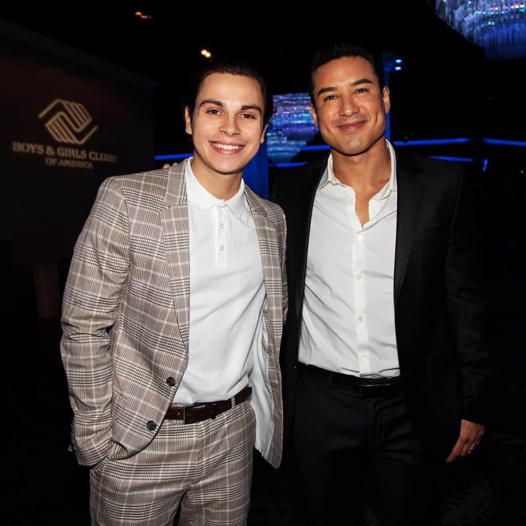 ジェイク・T・オースティンのインスタグラム：「Congrats @mariolopez on being named Champion of Youth by @bgca_clubs. 4 million young people are served annually at more than 4,000 clubs that provide fun, friendship and caring adult mentors. Thanks Boys & Girls Club of America for all that you do and let’s work together to support today’s youth to achieve their greatest potential in the future. #YOY19 #BGCmade ( my suit: @asos #asseenonme )」
