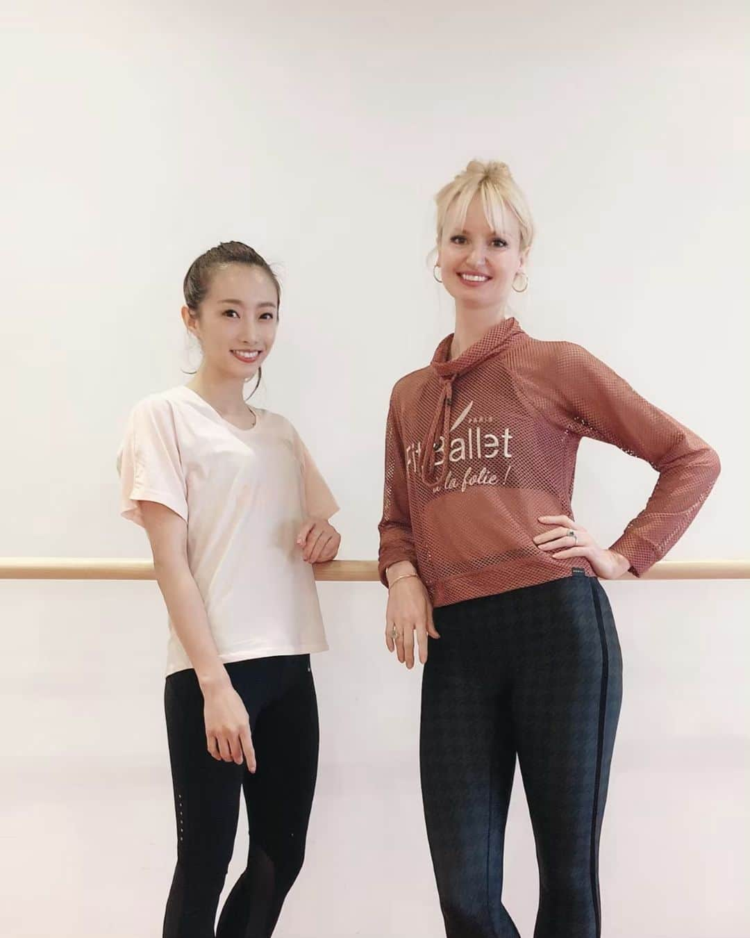 冨張愛さんのインスタグラム写真 - (冨張愛Instagram)「すごく楽しかった日♡ パリでも人気のFIT' Ballet を初体験☺︎ フィットネスとバレエを掛け合わせたような エクササイズで 心も身体もリフレッシュ...🍃 * 運動の前後には 私も普段から愛用しているmelvitaの ボディオイルを使った 高橋ミカさんのマッサージレクチャーを受けました✍️ 親指にしっかりと力を入れたり 肌に負担をあけないよう オイルをたっぷり塗ることが大事だそうで とっても勉強になりました✨ ジムの前にも マッサージをするとより効果的な運動ができるみたいなので やってみよう〜💕 * #melvita #massage #bodyoil #fitballet #ballet #instagood #coordinate #ootd #outfit #fashion #instafashion #コーデ #コーディネート #メルヴィータ#ピンクのオイル #ロルロゼブリリアントボディオイル #フィットバレエ #バレリーナボディ #バレエ #トゥシューズ #チュチュ @melvita_jp」5月11日 12時23分 - megumitomihari