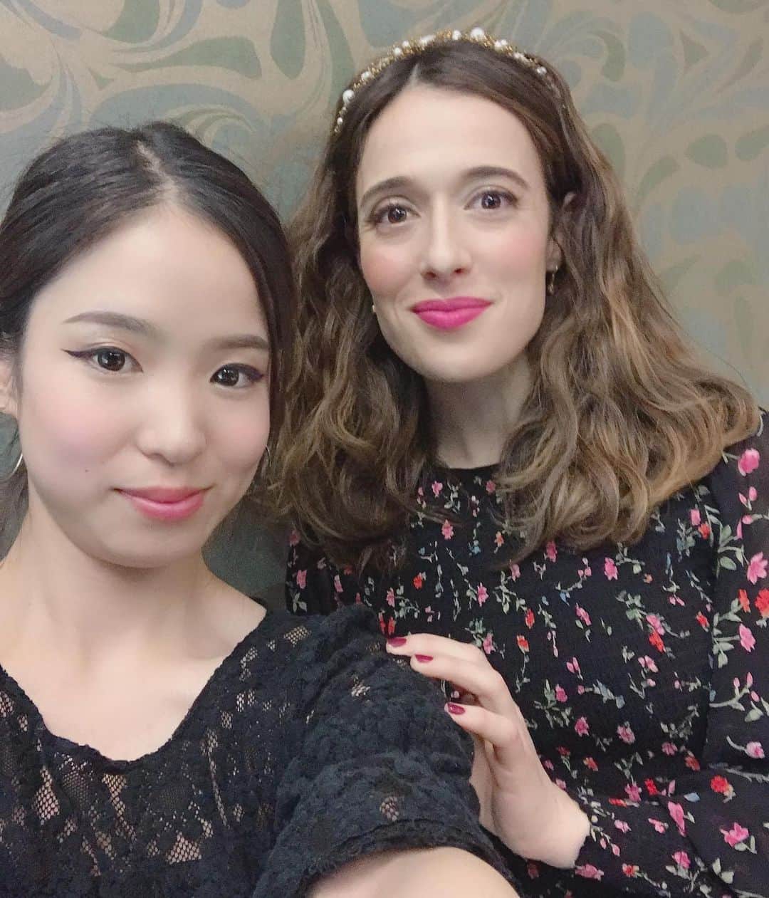 マリーナ・スコーシアーティさんのインスタグラム写真 - (マリーナ・スコーシアーティInstagram)「Chicago PD press day in Japan! 🇯🇵 Thanks to @axnjapan & Narumi my lovely makeup artist pictured here! 🥰 Hairband game: @azeeza Threads: @ganni  #japan #makeupjapan #japanmakeupartist #ganni #beadedhairband #hairbandstyle #floraloutfit」5月11日 12時37分 - marinasqu