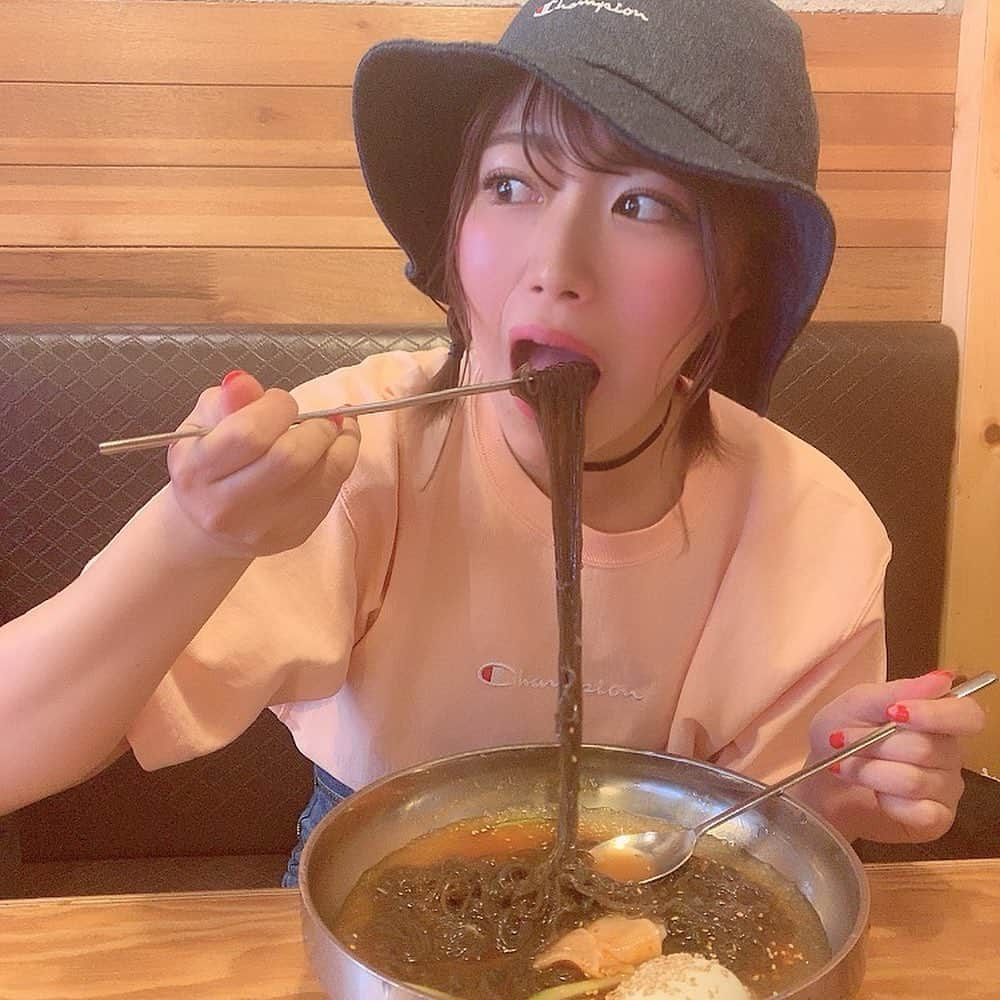 山内鈴蘭さんのインスタグラム写真 - (山内鈴蘭Instagram)「もぐもぐ🤤♥️♥️♥️ 麺長いなぁ😩と思ってたら 韓国は麺をハサミで 切って食べるんだった🙂♥️ ははっ恥ずかしい。笑 韓国素人感。笑 でも最強に美味し過ぎた😍 #韓国旅行 #江南 #冷麺 #맛있다 #신난다 #강남 #韓国 #グルメ #韓国グルメ #もぐもぐ」5月11日 12時46分 - xxsuzuranxx