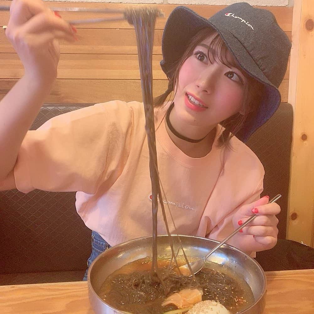 山内鈴蘭さんのインスタグラム写真 - (山内鈴蘭Instagram)「もぐもぐ🤤♥️♥️♥️ 麺長いなぁ😩と思ってたら 韓国は麺をハサミで 切って食べるんだった🙂♥️ ははっ恥ずかしい。笑 韓国素人感。笑 でも最強に美味し過ぎた😍 #韓国旅行 #江南 #冷麺 #맛있다 #신난다 #강남 #韓国 #グルメ #韓国グルメ #もぐもぐ」5月11日 12時46分 - xxsuzuranxx