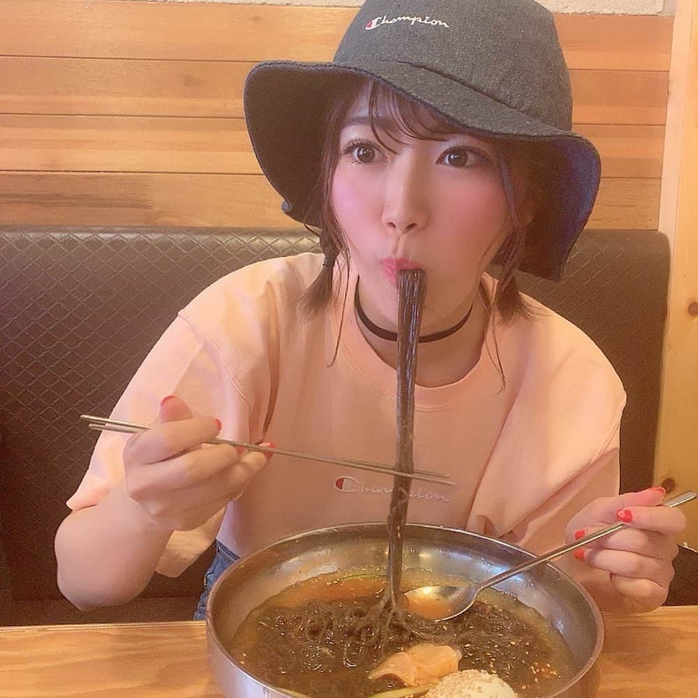 山内鈴蘭さんのインスタグラム写真 - (山内鈴蘭Instagram)「もぐもぐ🤤♥️♥️♥️ 麺長いなぁ😩と思ってたら 韓国は麺をハサミで 切って食べるんだった🙂♥️ ははっ恥ずかしい。笑 韓国素人感。笑 でも最強に美味し過ぎた😍 #韓国旅行 #江南 #冷麺 #맛있다 #신난다 #강남 #韓国 #グルメ #韓国グルメ #もぐもぐ」5月11日 12時46分 - xxsuzuranxx