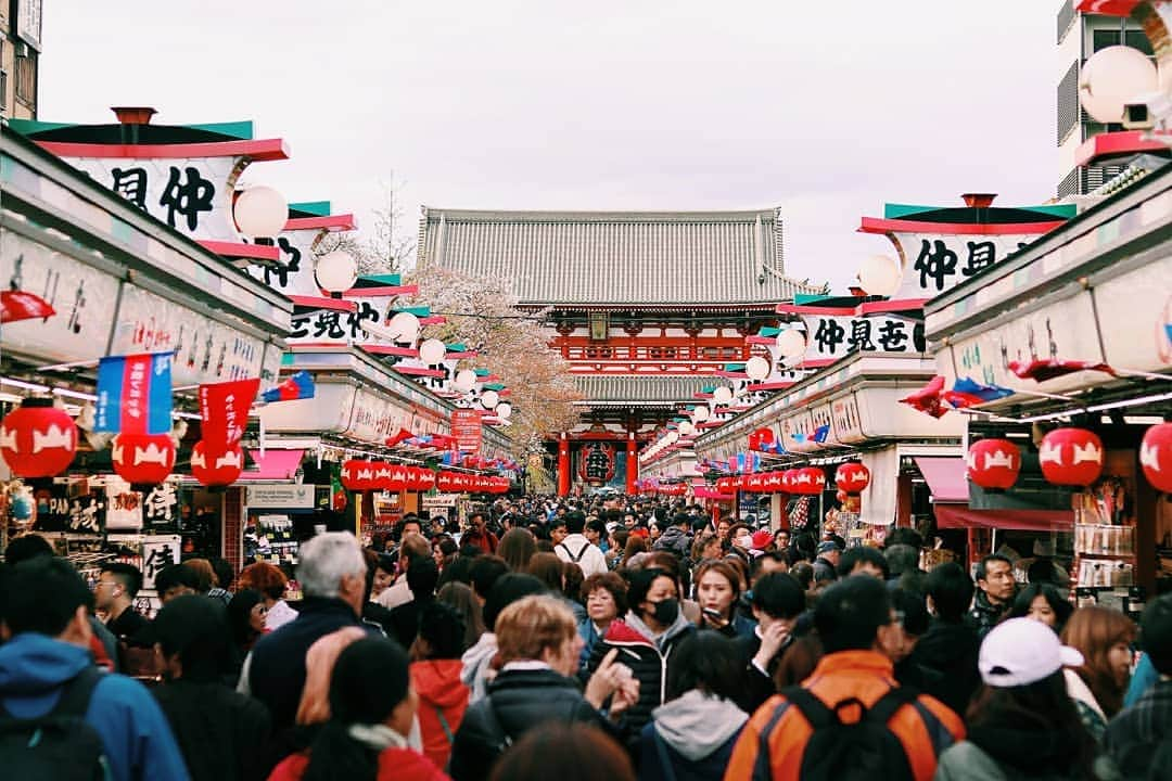 吉松育美さんのインスタグラム写真 - (吉松育美Instagram)「#Asakusa"🏮🏮🏮 . So many small interesting shops are here😍❤ . . 浅草💗今回は珍しく用事で２回くらい #浅草 へ行きました😄 . 浅草いいですねー!!! 改めてまた行きたいなー💗お団子が最強に美味しかった😍😍😍 . . #餅好き #浅草 #桜 #日本 #フィルター越しの私の世界 #写真好きな人と繋がりたい #canon #eosm100 #bestlocations #bestlocationever #epicpictures #photographyislifestyle #justshootit #kyotogram #tokyogram #Kyoto_Japan #japanphotos #japanphotograph #tokyosnap」5月11日 12時48分 - ikumiyoshimatsu