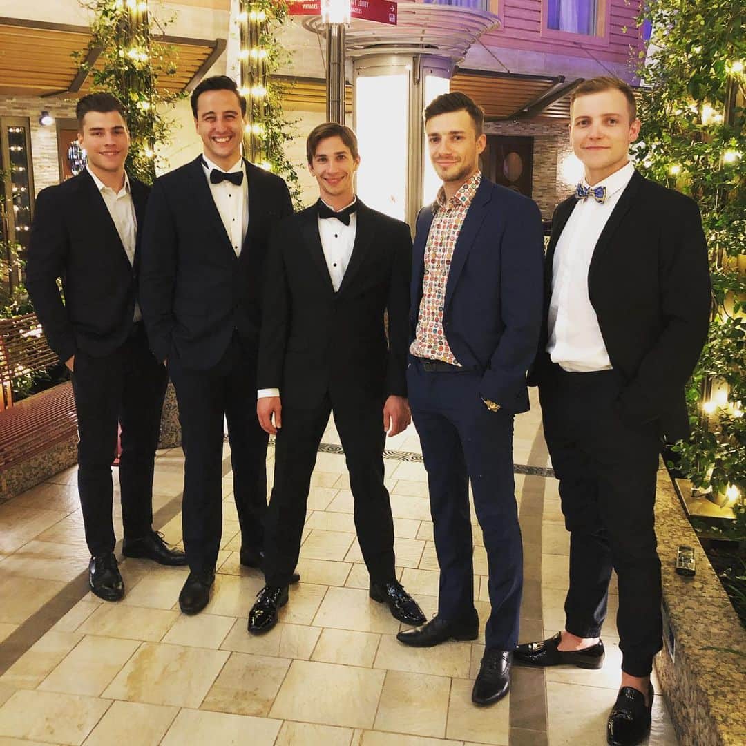 ティモシー・ドレンスキーのインスタグラム：「Boys will be boys. 🤵 #formalnight #symphonyoftheseas」