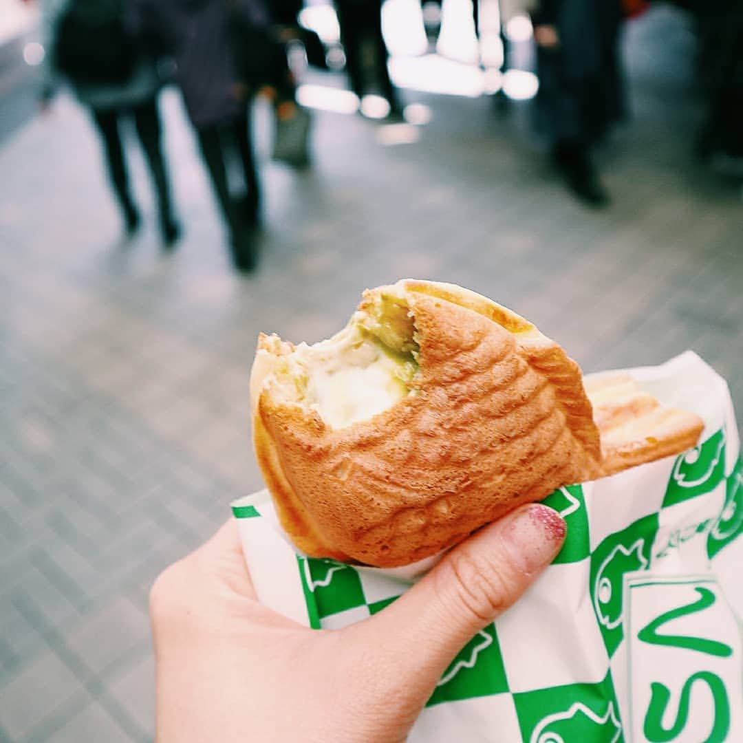 吉松育美さんのインスタグラム写真 - (吉松育美Instagram)「I love Japanese sweet.😍 This is "TAIYAKI"❤❤❤ . My favorite is green tea custard💗 Standerd is sweet red beans inside😄 I'm not sure why the shape of TAIYAKI is always fish...🐟 But if you haven't tried yet please😍😍😍 . . 浅草のこのたい焼き美味しかったなー💗中味のカスタードもパンパンだし😍生地もフワフワだった😍💗😍 . あー甘いものが日本に来ると止められない💥 . . . #くりこあんたい焼き #くりこ庵 #浅草 #東京カフェ #たい焼き #和スイーツ #餅好き #下町 #東京 #雷門  #日本 #フィルター越しの私の世界 #写真好きな人と繋がりたい #asakusa  #japanphotography #Asakusa #팔로우 #카페스타그램 #푸드스타그램 #냠냠 #여행 #여행스냅 #여행기록 #여행일기 #일본여행」5月11日 13時10分 - ikumiyoshimatsu