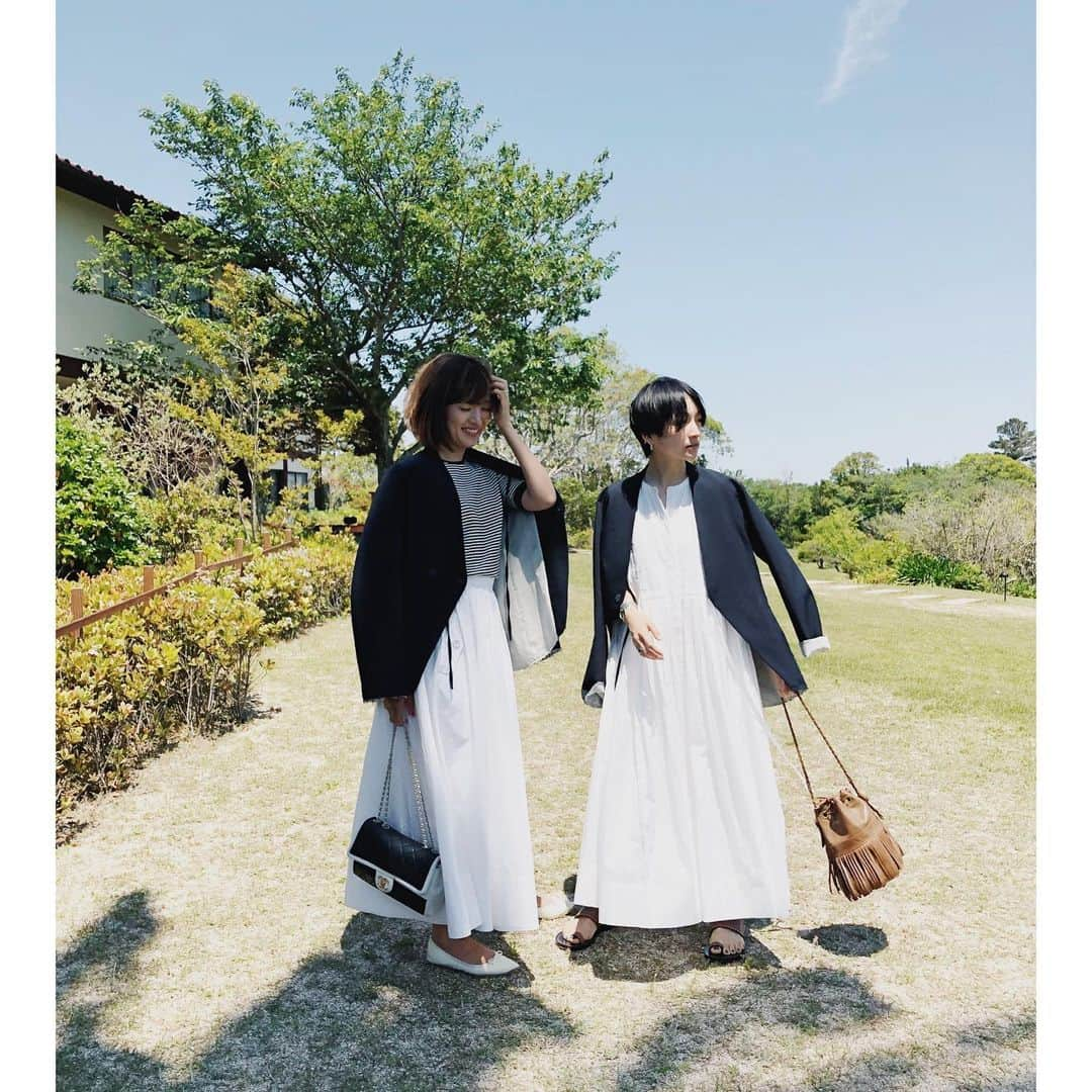 高山都さんのインスタグラム写真 - (高山都Instagram)「旅先へ連れて行く洋服を考えるのは、気候やシチュエーション、予定と合わせて。難しいけど楽しい。 シワにならないし、オンオフともに使える @conn_tokyo のノーカラージャケットは大正解だった。 (のりことお揃い♡打ち合わせなしに、かなりリンク感のあるコーディネートに！) 2日目は @curensology の真っ白なワンピースを。初夏の陽気と気持ちのいい空間によく似合ったなー。 #都ふく バッグ @jandmdavidson と靴 @isabelmarant は同じもの。 今回の旅、1泊2日で着替えは、ワンピース3枚(薄いから軽い！) あとは、ランニングウエアとシューズ。 @shimabaysideterrace すごくステキなホテルでした。 リゾート感気持ちよかったなー。 #都リゾート #都の旅の記録」5月11日 13時03分 - miyare38