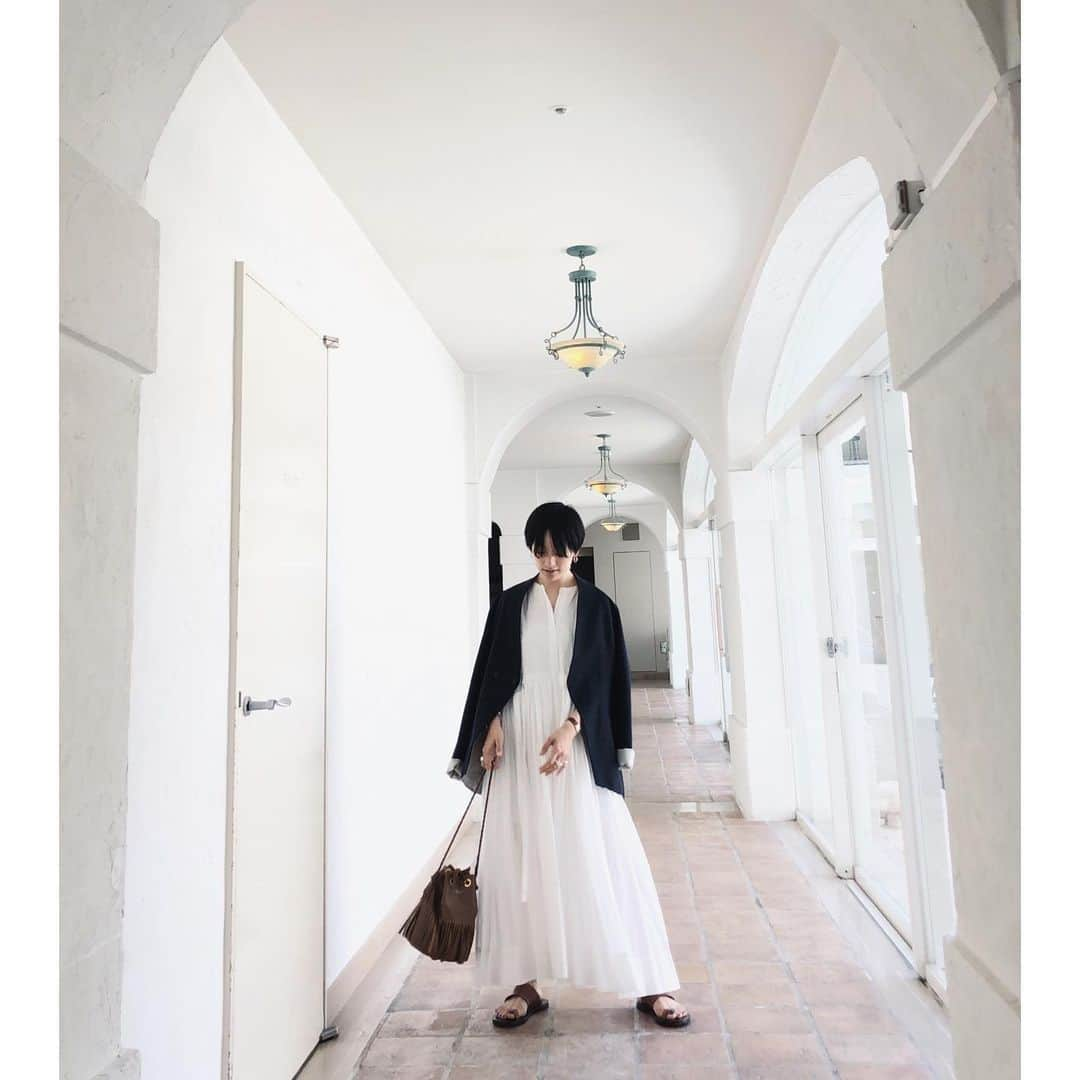 高山都さんのインスタグラム写真 - (高山都Instagram)「旅先へ連れて行く洋服を考えるのは、気候やシチュエーション、予定と合わせて。難しいけど楽しい。 シワにならないし、オンオフともに使える @conn_tokyo のノーカラージャケットは大正解だった。 (のりことお揃い♡打ち合わせなしに、かなりリンク感のあるコーディネートに！) 2日目は @curensology の真っ白なワンピースを。初夏の陽気と気持ちのいい空間によく似合ったなー。 #都ふく バッグ @jandmdavidson と靴 @isabelmarant は同じもの。 今回の旅、1泊2日で着替えは、ワンピース3枚(薄いから軽い！) あとは、ランニングウエアとシューズ。 @shimabaysideterrace すごくステキなホテルでした。 リゾート感気持ちよかったなー。 #都リゾート #都の旅の記録」5月11日 13時03分 - miyare38