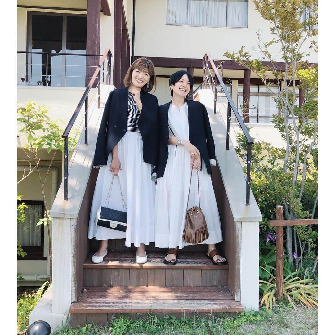 高山都さんのインスタグラム写真 - (高山都Instagram)「旅先へ連れて行く洋服を考えるのは、気候やシチュエーション、予定と合わせて。難しいけど楽しい。 シワにならないし、オンオフともに使える @conn_tokyo のノーカラージャケットは大正解だった。 (のりことお揃い♡打ち合わせなしに、かなりリンク感のあるコーディネートに！) 2日目は @curensology の真っ白なワンピースを。初夏の陽気と気持ちのいい空間によく似合ったなー。 #都ふく バッグ @jandmdavidson と靴 @isabelmarant は同じもの。 今回の旅、1泊2日で着替えは、ワンピース3枚(薄いから軽い！) あとは、ランニングウエアとシューズ。 @shimabaysideterrace すごくステキなホテルでした。 リゾート感気持ちよかったなー。 #都リゾート #都の旅の記録」5月11日 13時03分 - miyare38