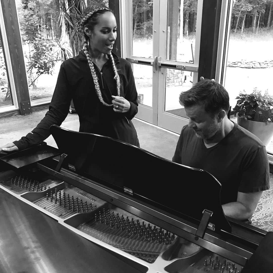 レオナ・ルイスのインスタグラム：「Spent a week in Nashville 🎼 surrounded by woods & music at this beautiful vocal retreat 🌱 preparing for exciting things ahead 😊🙏🏾💕🎼 No matter what level you are at right now, wether you’re a professional or just starting out at whatever it is you love doing, you can always grow & learn. I believe that there are no limits to what we can do & create. As a vocalist I’m constantly searching for ways to improve, to challenge myself & to push beyond my comfort zone. I’m not always perfect at it, in fact I NEVER am. Perfectionism kills creativity, and I’m slowly learning that my imperfections in all aspects of my life are a part of me and are not something to hide and be ashamed of. In the words of Prince “Dearly beloved, we have gathered here today, to get through this thing called life” we are all on the same journey. To live, learn, love and I want to pass that on in anyway I can. Through sharing music with you, through singing to you, through laughing with you, crying with you! If we stick together, I think “this thing called life” will be a beautiful experience for us all 🌸」