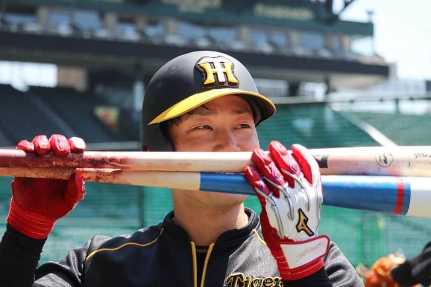 阪神タイガースさんのインスタグラム写真 - (阪神タイガースInstagram)「今日も直ぐに気づかれ、顔を隠されました。。近くに来た瞬間に再チャレンジ‼️ #糸原健斗 選手 #察知が早い  #今日はバットで隠される #阪神タイガース #ぶち破れオレがヤル」5月11日 13時18分 - hanshintigers_official