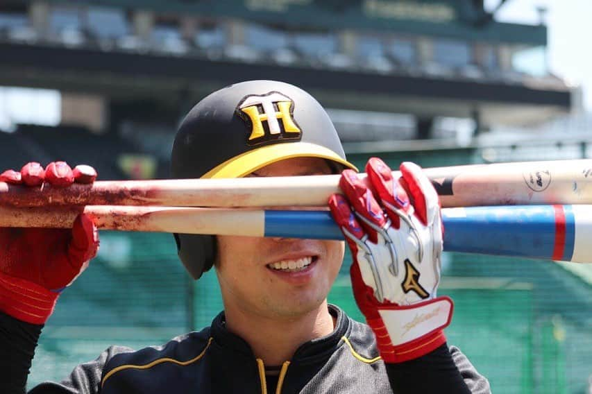 阪神タイガースさんのインスタグラム写真 - (阪神タイガースInstagram)「今日も直ぐに気づかれ、顔を隠されました。。近くに来た瞬間に再チャレンジ‼️ #糸原健斗 選手 #察知が早い  #今日はバットで隠される #阪神タイガース #ぶち破れオレがヤル」5月11日 13時18分 - hanshintigers_official