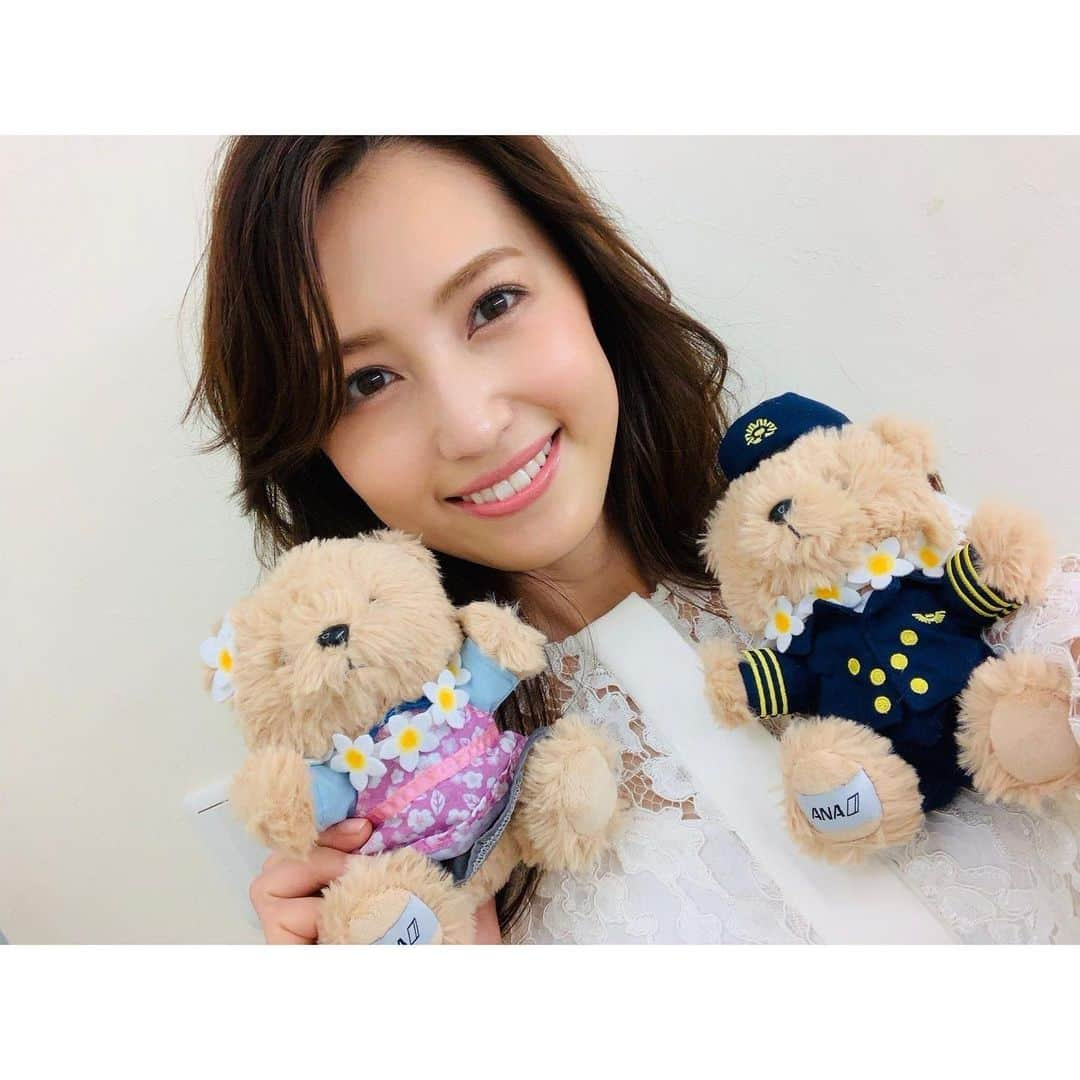 有村実樹さんのインスタグラム写真 - (有村実樹Instagram)「✈️🧸﻿ ANA SKY SHOP５月６月号が機内で見られます♪﻿ ﻿ ﻿ 今回の私のおすすめは、﻿ ハワイで日焼けした「フライトベア」✨﻿ ﻿ テディベアってつい集めたくなりますね☺️﻿ ﻿ ﻿ 飛行機に乗る機会がない方でも、ANAのWEBサイトにてデジタルブックで見られますよ❣️﻿ ぜひご覧ください。 ﻿ ﻿ 国内線﻿ https://www.ana.co.jp/ja/jp/domestic/departure/inflight/ana-sky-shop/﻿ ﻿ 国際線﻿ https://www.ana.co.jp/ja/jp/serviceinfo/international/inflight/guide/dutyfree/﻿ ﻿ ﻿ ﻿ ﻿ #ANASKYSHOP #機内誌 #テディベア #フライトベア  #飛行機 #国内線 #国際線 #お買い物 #機内販売」5月11日 13時10分 - arimura_miki