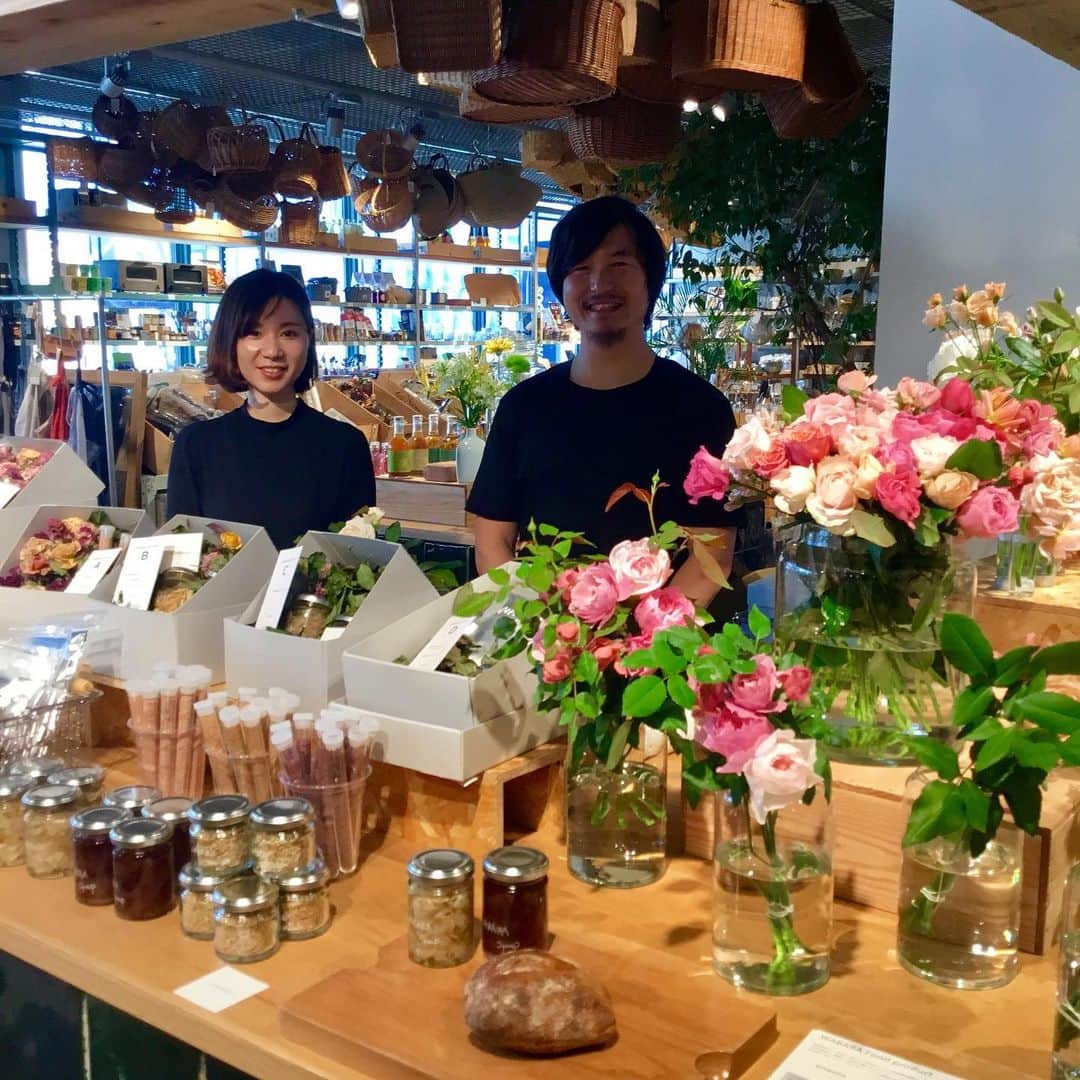 TODAY'S SPECIALさんのインスタグラム写真 - (TODAY'S SPECIALInstagram)「<MARKET-Kobe>本日神戸店では滋賀県守山市でバラ農園を営む「Rose Farm KEIJI」さん(@rosefarmkeiji )にお越し頂きWABARAのマルシェを開催しています。 WABARAはRose Farm KEIJIさんのオリジナル品種で今回約50種類程の品種をお持ちいただきました。 淡い色合いと香水のような香りがとても魅力的です。 その他バラを加工して作られたシロップやバラ酵母のパン等も今回試食でお試しいただけます。母の日のギフトにもオススメです! ※明日は京都店で開催予定です。 #todaysspecial #トゥデイズスペシャル #kobebal #神戸bal #rosefarmkeiji #wabara」5月11日 13時23分 - cibone_ts