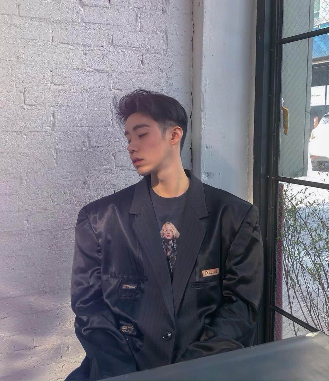 Junyoungさんのインスタグラム写真 - (JunyoungInstagram)「거의 여름이네 . . . #vetements #vetementsjacket #vetementsblazer #blazer #balenciaga #balenciagaparis #balenciagatshirt #speedhunter #demnagvasalia #베트멍 #발렌시아가 #베트멍블레이져 #블레이져 #성수동 #성수 #성수카페 #할아버지공장 #스피드헌터 #お気に入り #カジュアル #コーデ #バレンシアガ」5月11日 13時26分 - yanggeng88