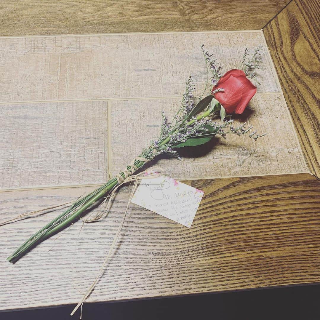 ジー・ヘイルさんのインスタグラム写真 - (ジー・ヘイルInstagram)「Thank you so much my sister @mariabrinkofficial for the beautiful rose! Have an amazing set tonight my love! Xo」5月11日 13時36分 - officiallzzyhale