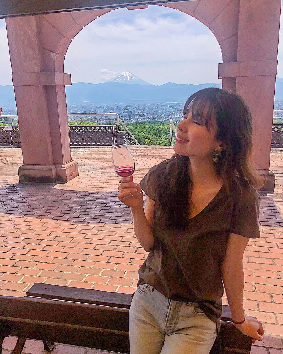 ノウィキ茉莉のインスタグラム：「山梨に来ちゃいました！ワインが美味しいし、景色も綺麗♡ やっぱり富士山にエネルギーもらうね✊ 富士山、カンパーイ🍷Cheers to Mount Fuji 🗻 . . . #mountfuji #cheers #wine #yamanashi #japan #photooftheday #instagood」