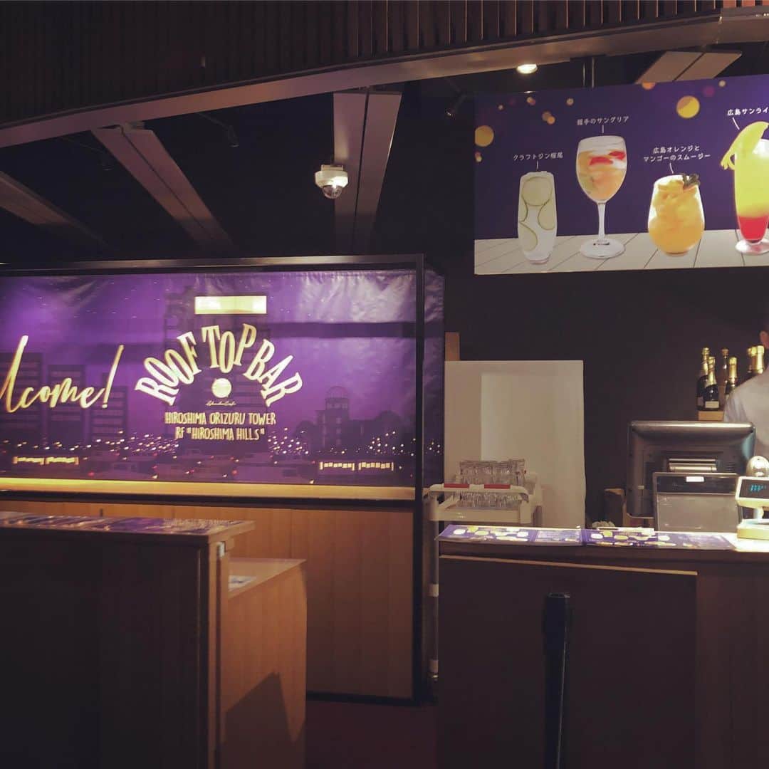 古田ちさこさんのインスタグラム写真 - (古田ちさこInstagram)「🌃🍹💜 ・ 夜のおりづるタワー @orizuru_tower に初めて行きました🌙 夏季はルーフトップバーになっているそうで、昼間のさわやかな空間とは一転オトナの雰囲気😮✨ カクテルも広島を感じられるオリジナルのメニューが沢山✨私は広島レモンとはちみつのカクテルを飲んだよ🍋 昨夜はパーティーあけで空いてたのもあったのか混んでいなくてラッキーでした♡ 芝生に寝転がって天井のお花畑を眺めたり、ちょっと寄るだけのつもりが予想外に長居🤤 芝生と花畑は5月いっぱいで、ルーフトップバーは9月までの期間限定だそうです✨ 冬は冬で球体があらわれる？とか謎解きができるという話も聞き気になっています…笑 ・ #おりづるタワー#orizurutower #広島観光#広島グルメ#広島カフェ#広島カフェバー#握手カフェ#ルーフトップバー#広島レモン#rooftop#ルーフトップバー広島#ひろしまにあ#rooftopbar#akushucafe#hiroshima#hiroshimacity#hiroshimatrip」5月11日 13時28分 - chisakofuruta