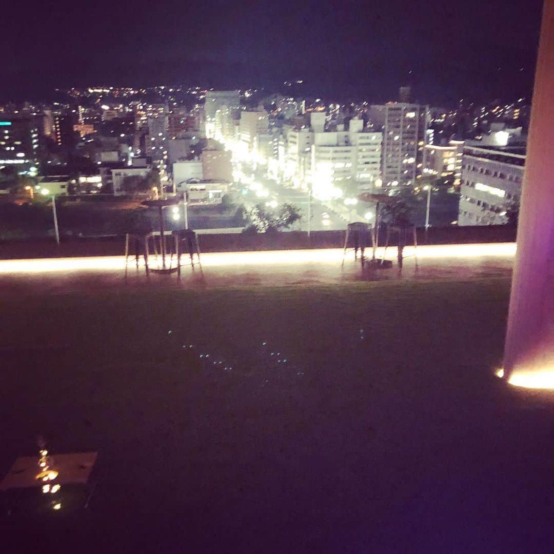 古田ちさこさんのインスタグラム写真 - (古田ちさこInstagram)「🌃🍹💜 ・ 夜のおりづるタワー @orizuru_tower に初めて行きました🌙 夏季はルーフトップバーになっているそうで、昼間のさわやかな空間とは一転オトナの雰囲気😮✨ カクテルも広島を感じられるオリジナルのメニューが沢山✨私は広島レモンとはちみつのカクテルを飲んだよ🍋 昨夜はパーティーあけで空いてたのもあったのか混んでいなくてラッキーでした♡ 芝生に寝転がって天井のお花畑を眺めたり、ちょっと寄るだけのつもりが予想外に長居🤤 芝生と花畑は5月いっぱいで、ルーフトップバーは9月までの期間限定だそうです✨ 冬は冬で球体があらわれる？とか謎解きができるという話も聞き気になっています…笑 ・ #おりづるタワー#orizurutower #広島観光#広島グルメ#広島カフェ#広島カフェバー#握手カフェ#ルーフトップバー#広島レモン#rooftop#ルーフトップバー広島#ひろしまにあ#rooftopbar#akushucafe#hiroshima#hiroshimacity#hiroshimatrip」5月11日 13時28分 - chisakofuruta