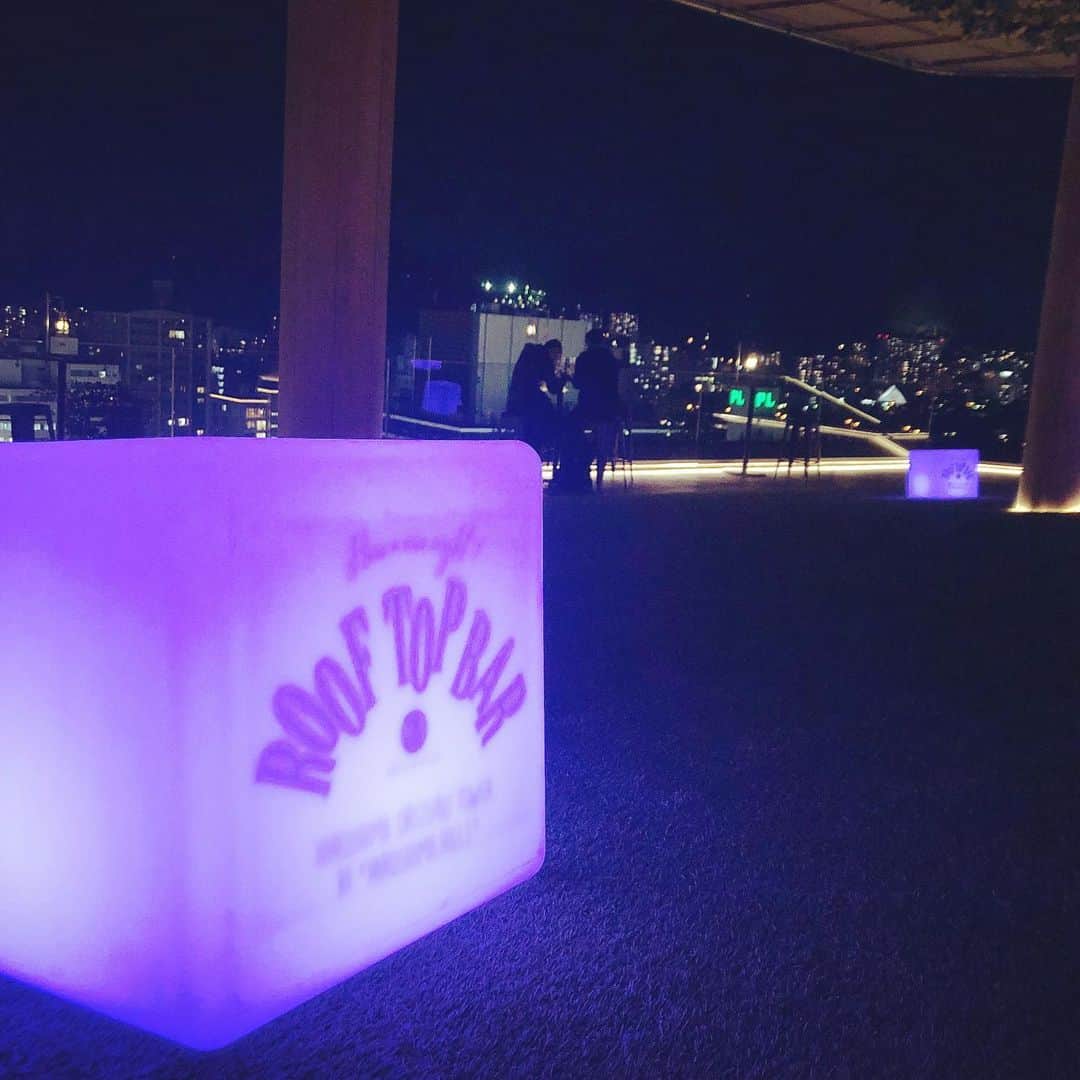 古田ちさこさんのインスタグラム写真 - (古田ちさこInstagram)「🌃🍹💜 ・ 夜のおりづるタワー @orizuru_tower に初めて行きました🌙 夏季はルーフトップバーになっているそうで、昼間のさわやかな空間とは一転オトナの雰囲気😮✨ カクテルも広島を感じられるオリジナルのメニューが沢山✨私は広島レモンとはちみつのカクテルを飲んだよ🍋 昨夜はパーティーあけで空いてたのもあったのか混んでいなくてラッキーでした♡ 芝生に寝転がって天井のお花畑を眺めたり、ちょっと寄るだけのつもりが予想外に長居🤤 芝生と花畑は5月いっぱいで、ルーフトップバーは9月までの期間限定だそうです✨ 冬は冬で球体があらわれる？とか謎解きができるという話も聞き気になっています…笑 ・ #おりづるタワー#orizurutower #広島観光#広島グルメ#広島カフェ#広島カフェバー#握手カフェ#ルーフトップバー#広島レモン#rooftop#ルーフトップバー広島#ひろしまにあ#rooftopbar#akushucafe#hiroshima#hiroshimacity#hiroshimatrip」5月11日 13時28分 - chisakofuruta