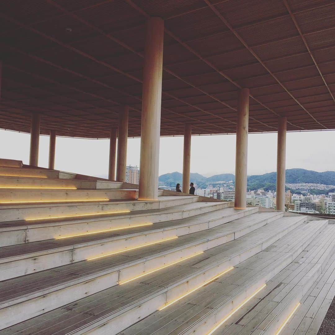 古田ちさこさんのインスタグラム写真 - (古田ちさこInstagram)「🌃🍹💜 ・ 夜のおりづるタワー @orizuru_tower に初めて行きました🌙 夏季はルーフトップバーになっているそうで、昼間のさわやかな空間とは一転オトナの雰囲気😮✨ カクテルも広島を感じられるオリジナルのメニューが沢山✨私は広島レモンとはちみつのカクテルを飲んだよ🍋 昨夜はパーティーあけで空いてたのもあったのか混んでいなくてラッキーでした♡ 芝生に寝転がって天井のお花畑を眺めたり、ちょっと寄るだけのつもりが予想外に長居🤤 芝生と花畑は5月いっぱいで、ルーフトップバーは9月までの期間限定だそうです✨ 冬は冬で球体があらわれる？とか謎解きができるという話も聞き気になっています…笑 ・ #おりづるタワー#orizurutower #広島観光#広島グルメ#広島カフェ#広島カフェバー#握手カフェ#ルーフトップバー#広島レモン#rooftop#ルーフトップバー広島#ひろしまにあ#rooftopbar#akushucafe#hiroshima#hiroshimacity#hiroshimatrip」5月11日 13時28分 - chisakofuruta