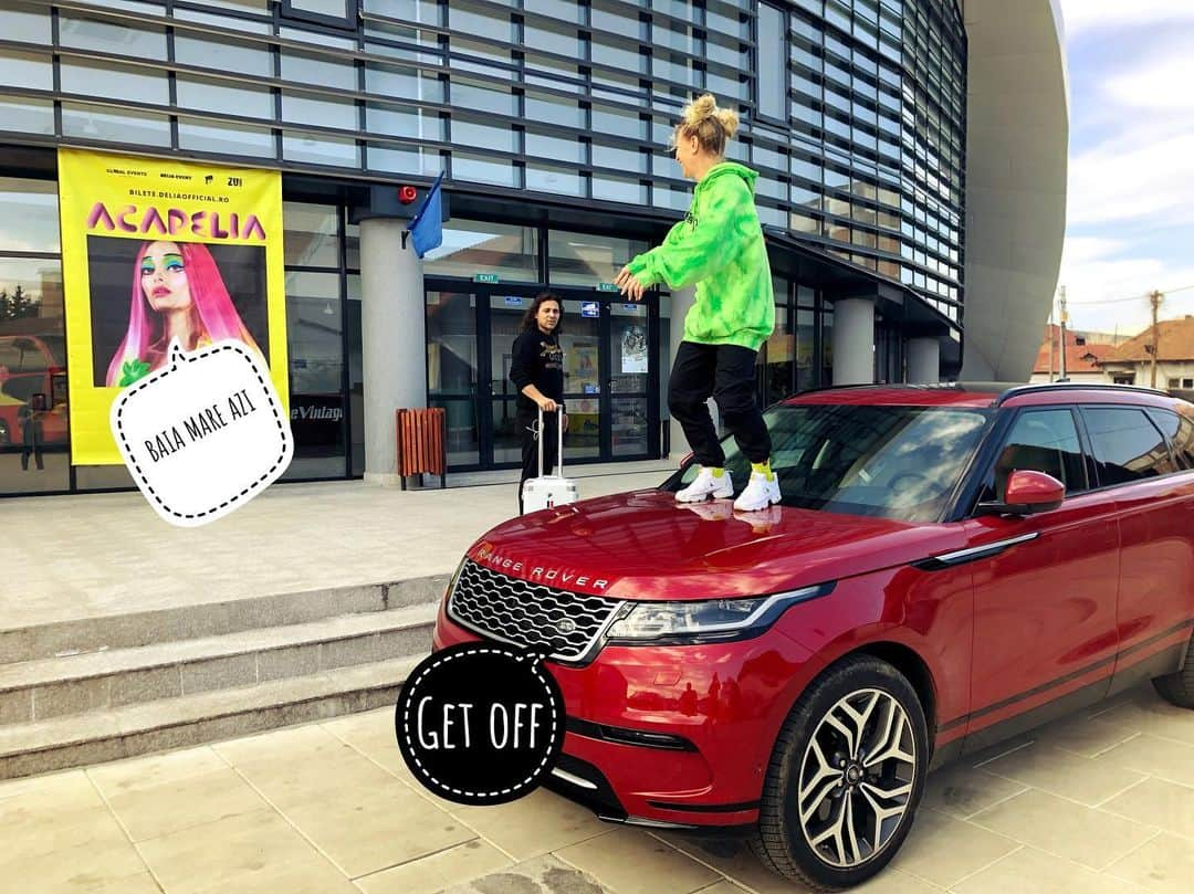 Delia Matacheさんのインスタグラム写真 - (Delia MatacheInstagram)「Busted! 🤦‍♂️ Baia Mare, veniiiim! #AcadeliaTour #RangeRover」5月11日 13時31分 - delia