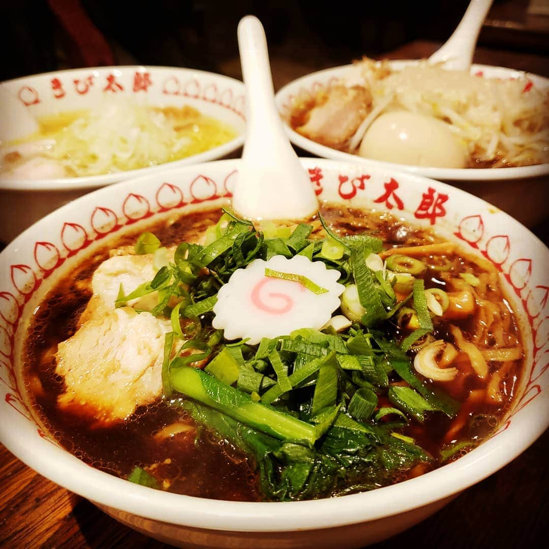 東朋宏さんのインスタグラム写真 - (東朋宏Instagram)「昨日の深夜ラーメン‼️ そう、コレのお陰で今日も頑張れる！  ブラックラーメンに鶏そばに豪快ラーメン！ ここの店はそれぞれちゃんと麺を替えてるのが素晴らしい！  ちなみに全部食ったわけじゃないからね？(笑)  一口づつもらったけど。。。(笑)  #薬酒インスタ対決 #浅草 #深夜 #ラーメン #きび太郎 #ただいま伝法院通りの雑貨屋 #夜は浅草薬酒バー」5月11日 13時31分 - tomohiro_azuma