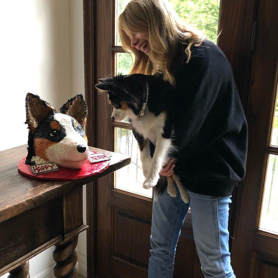 ハルストン・セイジのインスタグラム：「So much to celebrate this year (including this cake which was the funniest/cutest gift I’ve ever received) Very grateful for 26 ❤️」