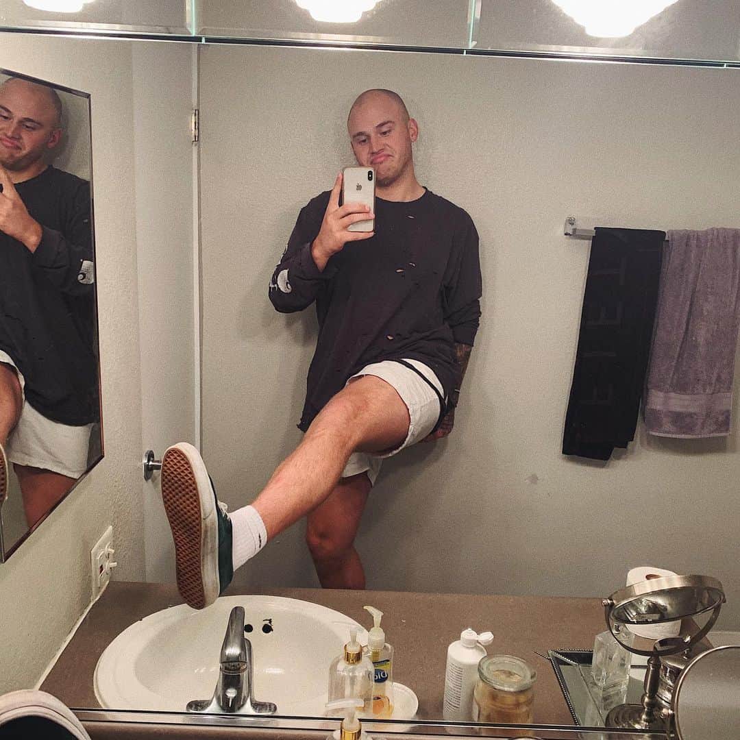 ブランドン・シェイアのインスタグラム：「I’m just sayin... it was pretty hard to hold my leg above this sink. I think it’s time to go back to the gym 😅」