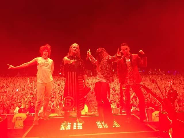 ロブ・ゾンビのインスタグラム：「The Zombie gang and 30,000 North Carolina maniacs. Yahooooo! Yeah! #robzombie #epicenterfestival #northcarolina #piggyd #johnfive #gingerfish」