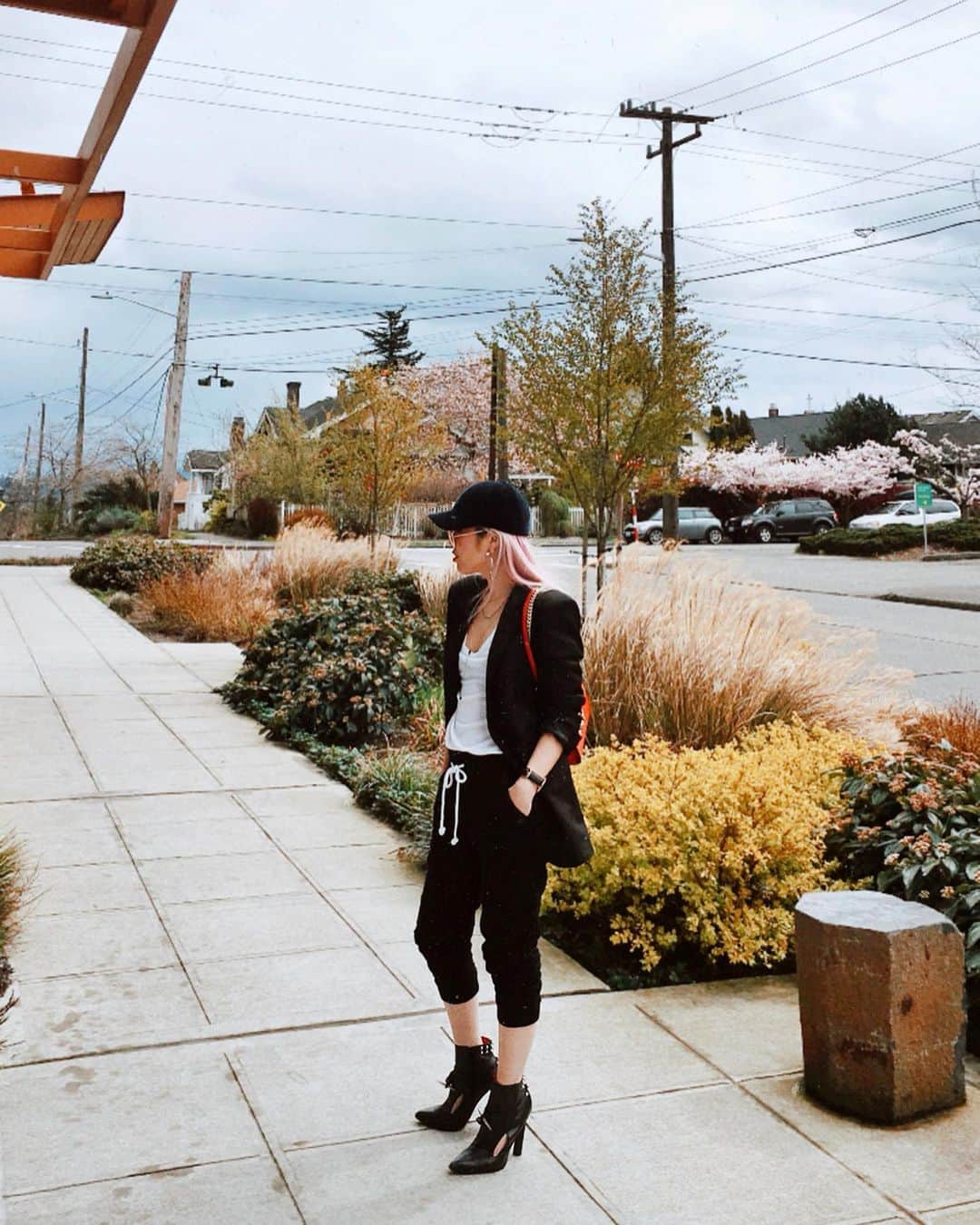 AikA♡ • 愛香 | JP Blogger • ブロガーのインスタグラム：「Sweatpants kinda day because it’s Friday ➰ My definition of “A lazy look” 💥 ..... #todayslook #casualfriday #petitefashion #ysl #jeffreycampbell #blackandwhitestyle #streetstylelook」