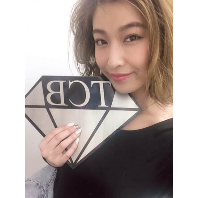 pukkeyさんのインスタグラム写真 - (pukkeyInstagram)「先日、約１年前に受けた #tcb式小顔美肌再生 を リピートしに行きましたぁ🧡  フェイスラインは あんまり気にならないんだけど よく笑うので笑いジワが😂 まぁ気になり出したらずーっと気にしてしまう性格なので これからも美容のことで 気になることは @hamamatsubeauty さんに 相談していこうと思います😜  初めましての坂ノ上院長👨‍⚕️ @dr_sakanoue  もとても面白くて 話しているうちに施術は終わり😁😁😁 正直少し痛かったけど 仕上がり見たら痛みは忘れました😜😜😜♥️ 予約の時に 『pukkeyのインスタ見た‼️』 って伝えてもらえば ちょっといい事あるかも😜 ️ #東京中央美容外科  #東京中央美容外科浜松院 #美容外科 #静岡 #TCB式小顔美肌再生 #浜松#リフトアップ #リフトアップならTCB東京中央美容外科#美容整形ならTCB東京中央美容外科」5月11日 13時46分 - yuuki_pky