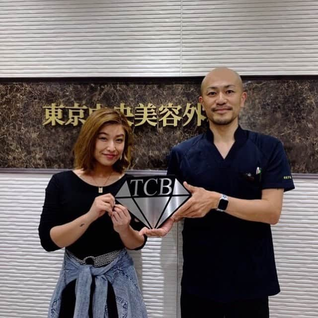 pukkeyさんのインスタグラム写真 - (pukkeyInstagram)「先日、約１年前に受けた #tcb式小顔美肌再生 を リピートしに行きましたぁ🧡  フェイスラインは あんまり気にならないんだけど よく笑うので笑いジワが😂 まぁ気になり出したらずーっと気にしてしまう性格なので これからも美容のことで 気になることは @hamamatsubeauty さんに 相談していこうと思います😜  初めましての坂ノ上院長👨‍⚕️ @dr_sakanoue  もとても面白くて 話しているうちに施術は終わり😁😁😁 正直少し痛かったけど 仕上がり見たら痛みは忘れました😜😜😜♥️ 予約の時に 『pukkeyのインスタ見た‼️』 って伝えてもらえば ちょっといい事あるかも😜 ️ #東京中央美容外科  #東京中央美容外科浜松院 #美容外科 #静岡 #TCB式小顔美肌再生 #浜松#リフトアップ #リフトアップならTCB東京中央美容外科#美容整形ならTCB東京中央美容外科」5月11日 13時46分 - yuuki_pky