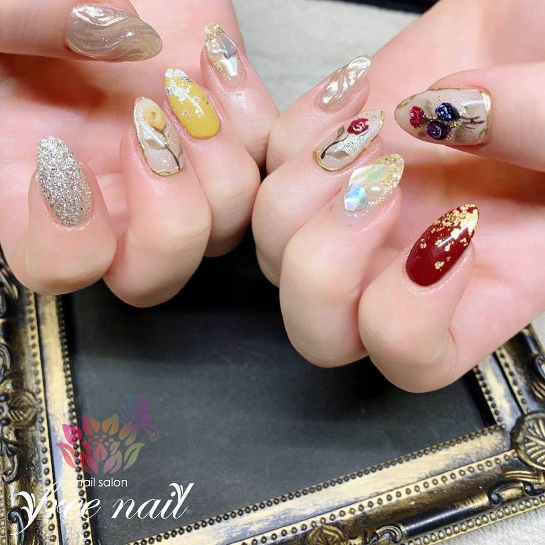 free nail フリーネイルのインスタグラム：「. お客様ネイル💅🏻🌼✨ . ヴィンテージフラワーネイル🌹✨ . レトロ感がオシャレ🌹✨ . ご来店ありがとうございました🙇🏻‍♀️🙇🏻‍♀️🙇🏻‍♀️💗 . #ネイル #フリーネイル #ネイルアート #ジェルネイル #ネイルサロン #大阪ネイルサロン #ネイルデザイン #ネイルチェンジ #ヴィンテージネイル #レトロネイル #フラワーネイル #うねうねネイル #ミラーネイル #シェルネイル #パールネイル #シルバーネイル #デザインネイル #シンプルネイル #トレンドネイル #初夏ネイル #夏ネイル #美甲 #日式美甲 #summernails #nailsart #nailsalon #nailsdid #newnails #newnail #freenail」