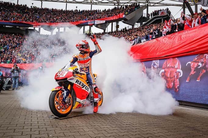 レプソル・ホンダのインスタグラム：「A quick practice lap for @marcmarquez93 before the @dierotenbullen v Bayern game! ⠀⠀⠀⠀⠀⠀⠀⠀⠀ #MotoGP #25RepsolHonda #Repsol #MotoGP #Honda #Racing #RepsolHonda #HRC #RC213V #MM93 #MarcMarquez #MM93🐜 #ThePowerOfDreams #Motorcycle #Germany #RedBull #Football」