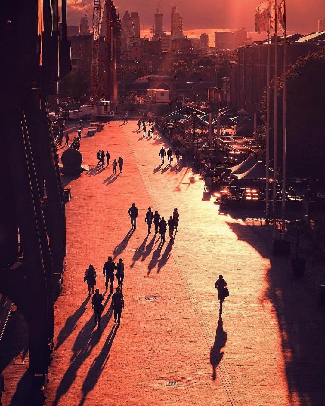 Canon UKさんのインスタグラム写真 - (Canon UKInstagram)「Longer days, longer shadows. We  can always rely on @justefe to capture the subtle beauty of London 😎. - #canonuk #mycanon #canon_photography #liveforthestory #sunrise_and_sunsets#instasunsets #sunset_stream #awesome_earthpix #london #thisislondon #londonlife」5月12日 0時45分 - canonuk