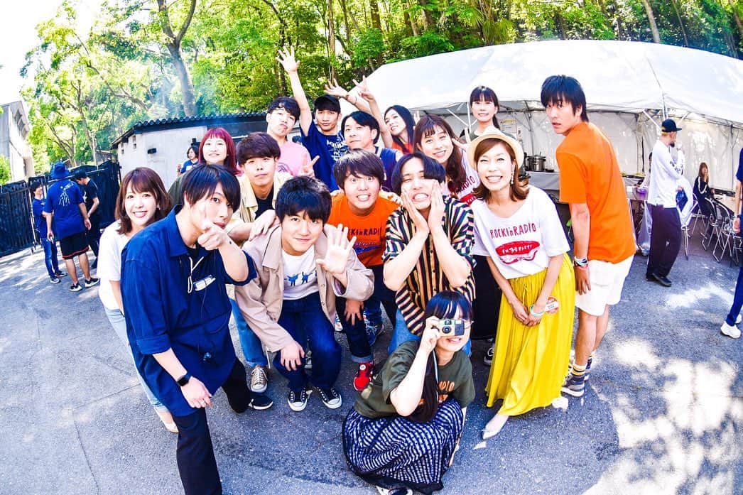 のインスタグラム：「☆FM802 Rockin' Radio -OSAKAJO YAON-☆ 初夏の野音、最高！モクモクの新緑にスカッと澄んだ青空、爽やかな風。この中で、今年もロック三昧の1日。  トップバッターを飾ってくださったマカロニえんぴつ！青空に似合う最強セットリストを楽しんだ後、みんなの満面の笑み。  #fm802 #rockinradio #ロッキンレディオ  #マカロニえんぴつ #802dj」