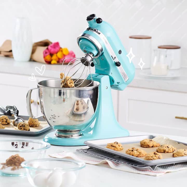 ロック&リパブリックのインスタグラム：「...Because she stayed up late baking cookies for your class. Tap to find Mom’s perfect gift + get $10 off your #mothersday purchase of $50 or more through 5/12. #Kohls」