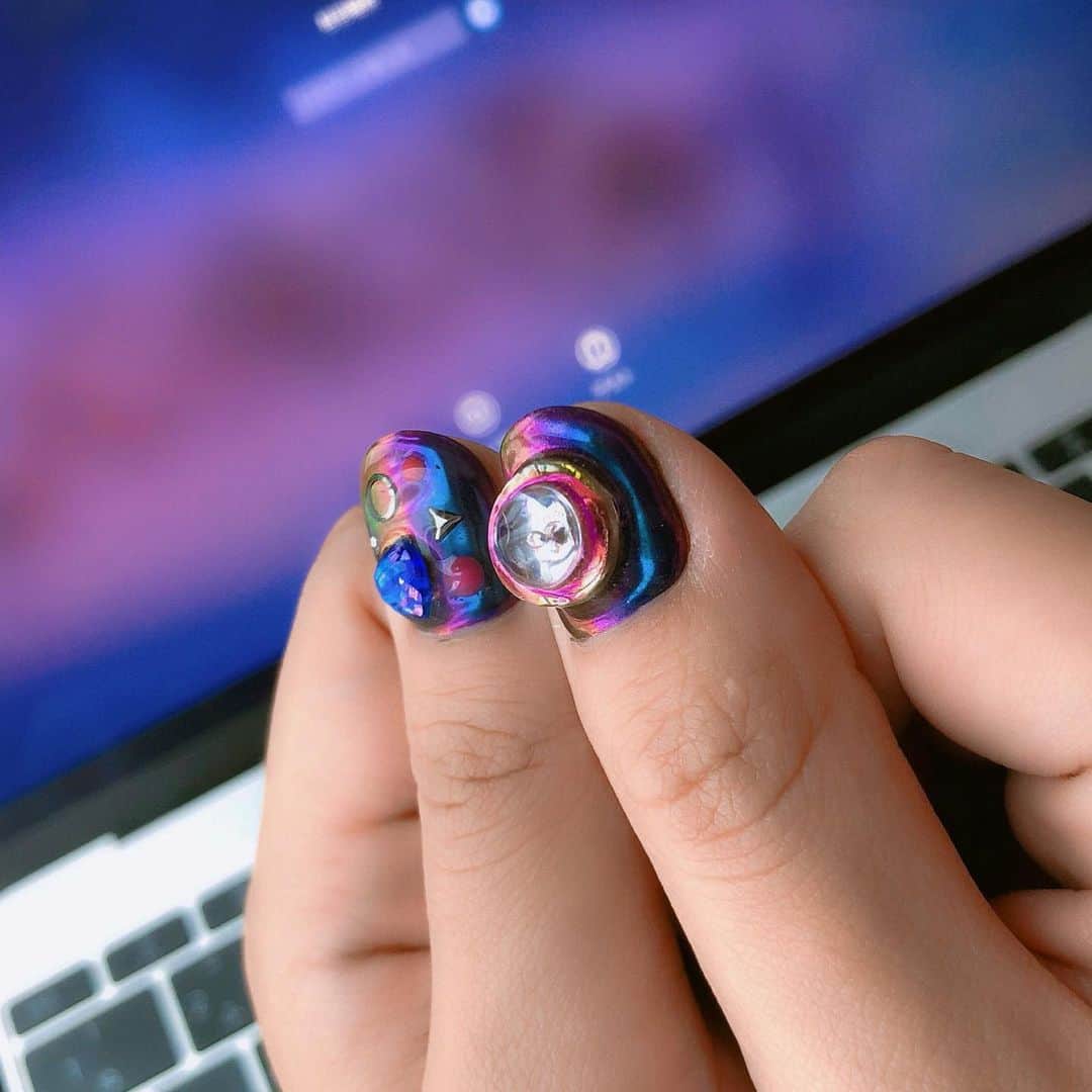 相羽瑠奈さんのインスタグラム写真 - (相羽瑠奈Instagram)「NEW NAIL 💅🦋🌈﻿ by @cabbage.lovl﻿ 🌳🌳🌳 ﻿ 親指が最強過ぎて、毎日自分の指が視界に入るたびに見惚れてる。。今日載せたスプーンみたいに、角度によって虹色が光るの…… 🤤 他の指は次の投稿で 💙💕﻿ ﻿ そしていつもお世話になってる @lovlnail が表参道に新店舗を出すことに！おめでたい❣️👏 いつもヘアカラーする日とネイルする日を一緒にしてるので個人的に行きやすくなります、、🥺 楽しみにしてます ♡  @lovl_i」5月11日 23時15分 - rone.runa