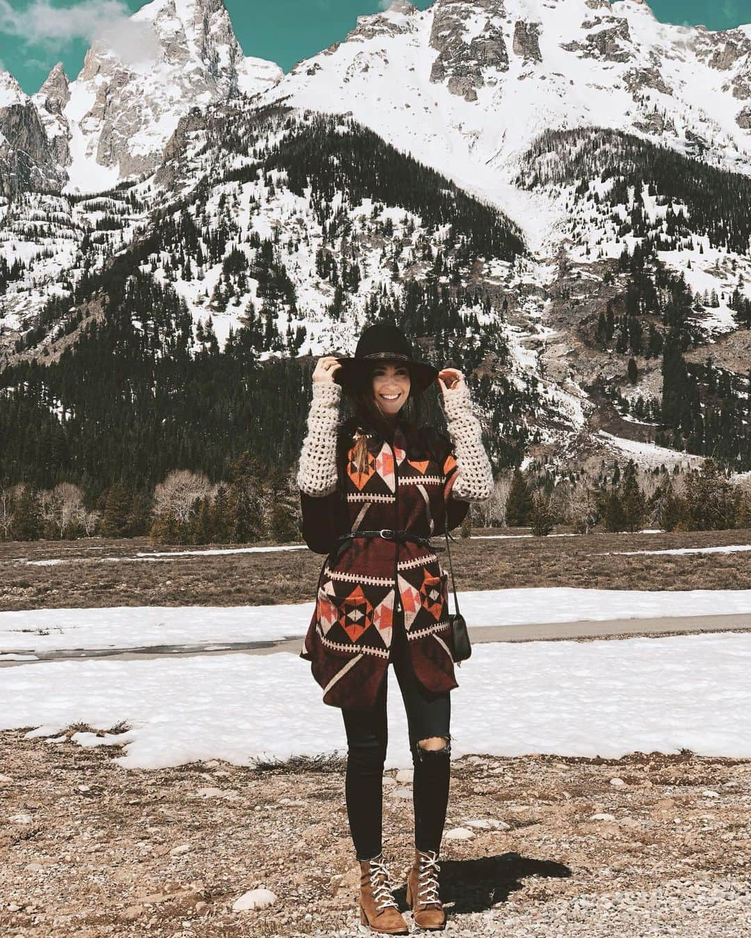 ケイト・ボイージェルさんのインスタグラム写真 - (ケイト・ボイージェルInstagram)「ready for a sunny day on the slopes* 🏔❄️ *on the slopes = getting a third coffee and looking everywhere for a moose ☕️🐃 #needarealmooseemoji」5月11日 23時20分 - katevoegele