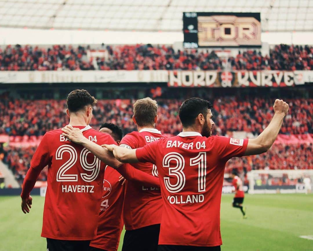 バイエル・レバークーゼンさんのインスタグラム写真 - (バイエル・レバークーゼンInstagram)「Halftime #B04S04 1-0 ⚽️ @kaihavertz29 ⚫️🔴💪 #40JahreBundesliga #Bundesliga #Bayer04 #Werkself」5月11日 23時24分 - bayer04fussball