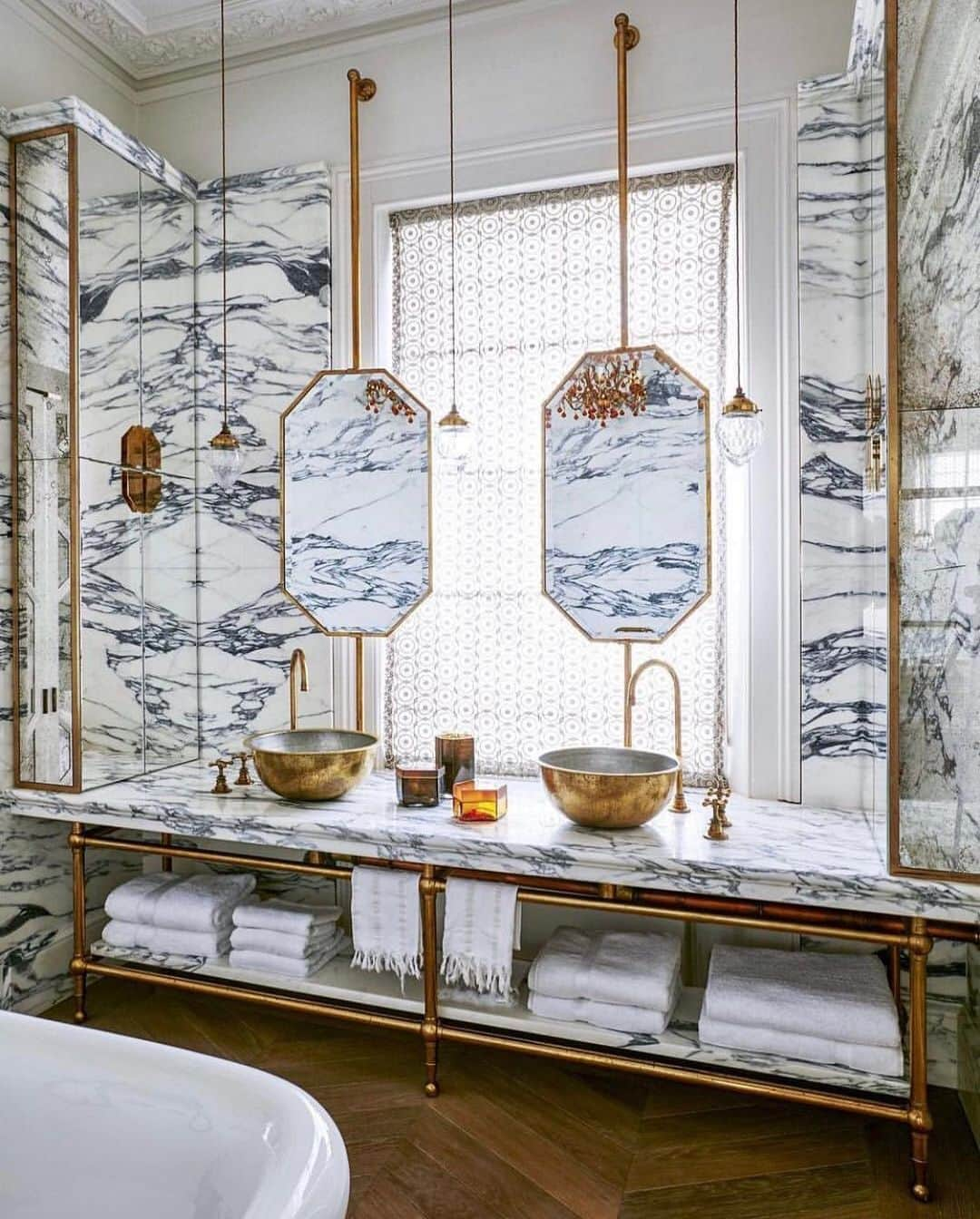 ELLE DECORさんのインスタグラム写真 - (ELLE DECORInstagram)「All marble everything. 📸: by @ricardolabougle, design by @madduxcreative from the ED archives.」5月11日 23時24分 - elledecor