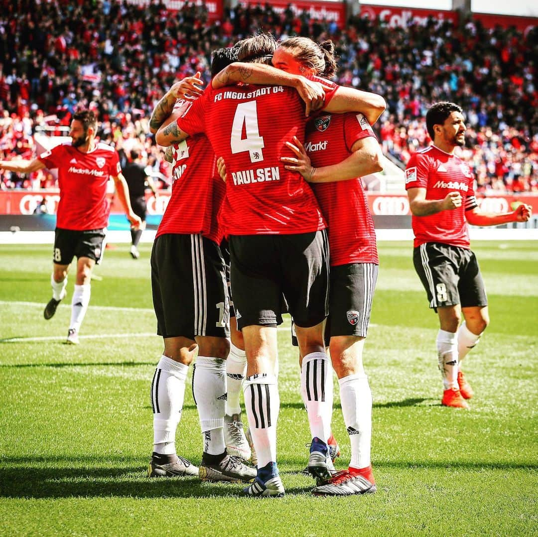 FCインゴルシュタット04さんのインスタグラム写真 - (FCインゴルシュタット04Instagram)「Bald ist es soweit: LETZTES Liga-Heimspiel 18/19‼️🙌⚫️🔴 Und genau SO wollen wir euch am Sonntag jubeln sehen, #Schanzer! 👊🤩 . Bist du dabei⁉️👏⚽️🏟 . . #UnsereSchanz #zamrückrunde #totgesagtelebenlänger #football #soccer #fussball #immerweiter #Heimspiel #Zweite #Bundesliga #gemeinsam #einZiel #Klassenerhalt」5月11日 23時25分 - dieschanzer