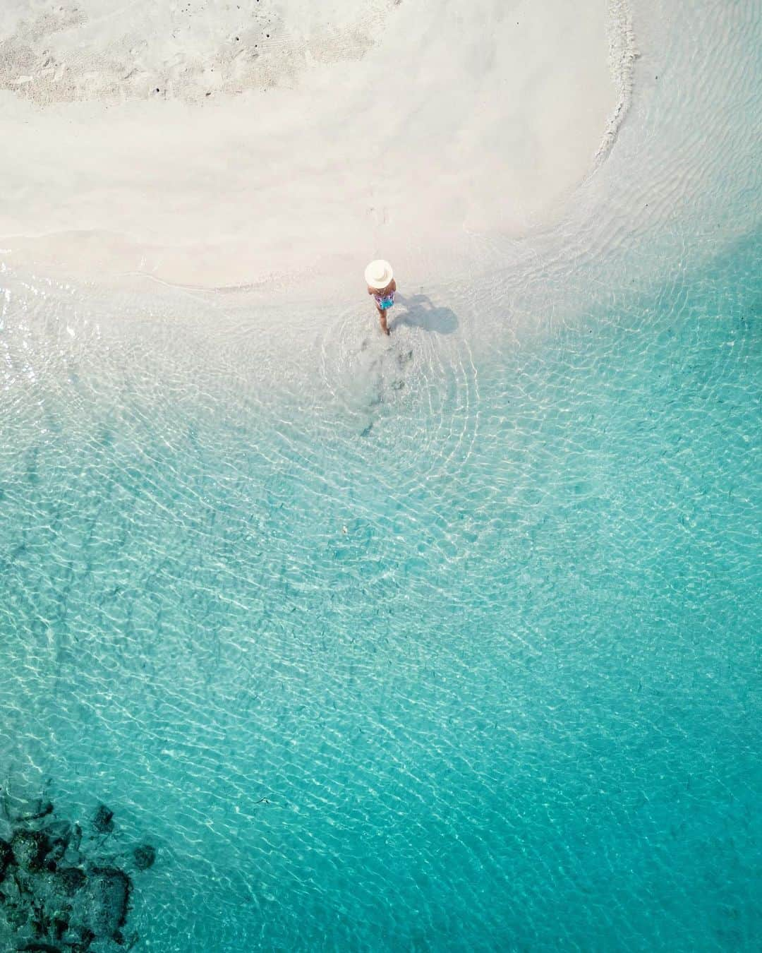 さんのインスタグラム写真 - (Instagram)「Can you spot all the fish in this crystal clear water? 🐠 Make sure to zoom 💫 . It took 2 planes and 2 boat rides to get to this very spot at #SonevaKiri @discoversoneva but it was worth every single bit of it 🌎 . What a beautiful, unique and inspiring place this is 🧚🏻‍♂️ A sustainable resort in an ancient jungle in Thailand 🌴 Filled with activities that will connect you to nature and endless relaxation to restore and nourish your entire being 🧘‍♀️ . I’ve already heard from quite a few of you guys who are set to visit this year and I’m so excited for you. I know you’ll have the best time ever. It’s one for the bucket list for sure 🙏🏼 . #discoversoneva #sonevaresorts #northbeach #thailand #kohkood #visithailand #thailandinsider #djiglobal #djiaustralia #djimavicpro #dronephotography #womenwhodrone #luxuryresort #luxurytravel #wonderful_places #beachesnresorts #beautifuldestinations #bestvacations #luxuryworldtraveler」5月11日 23時25分 - helen_jannesonbense