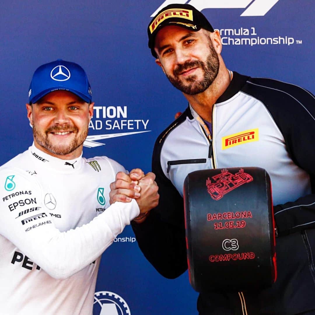 F1さんのインスタグラム写真 - (F1Instagram)「Beard squared 🧔🧔 WWE Superstar @wwecesaro presents @valtteribottas with his 3rd straight #PirelliPolePositionAward . #Pirelli #F1 #Formula1 #Bottas #Mercedes @mercedesamgf1 @wwe」5月11日 23時25分 - f1