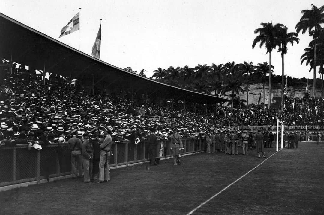 サッカー ブラジル代表チームさんのインスタグラム写真 - (サッカー ブラジル代表チームInstagram)「O histórico estádio das Laranjeiras completa hoje 100 anos de vida e histórias. Foi palco do primeiro jogo, gol e título da nossa Seleção Brasileira! Fizemos uma matéria especial para celebrar a data. Corre lá no link da bio que tá demais!  Foto: Acervo/Flu-Memória」5月11日 23時27分 - cbf_futebol