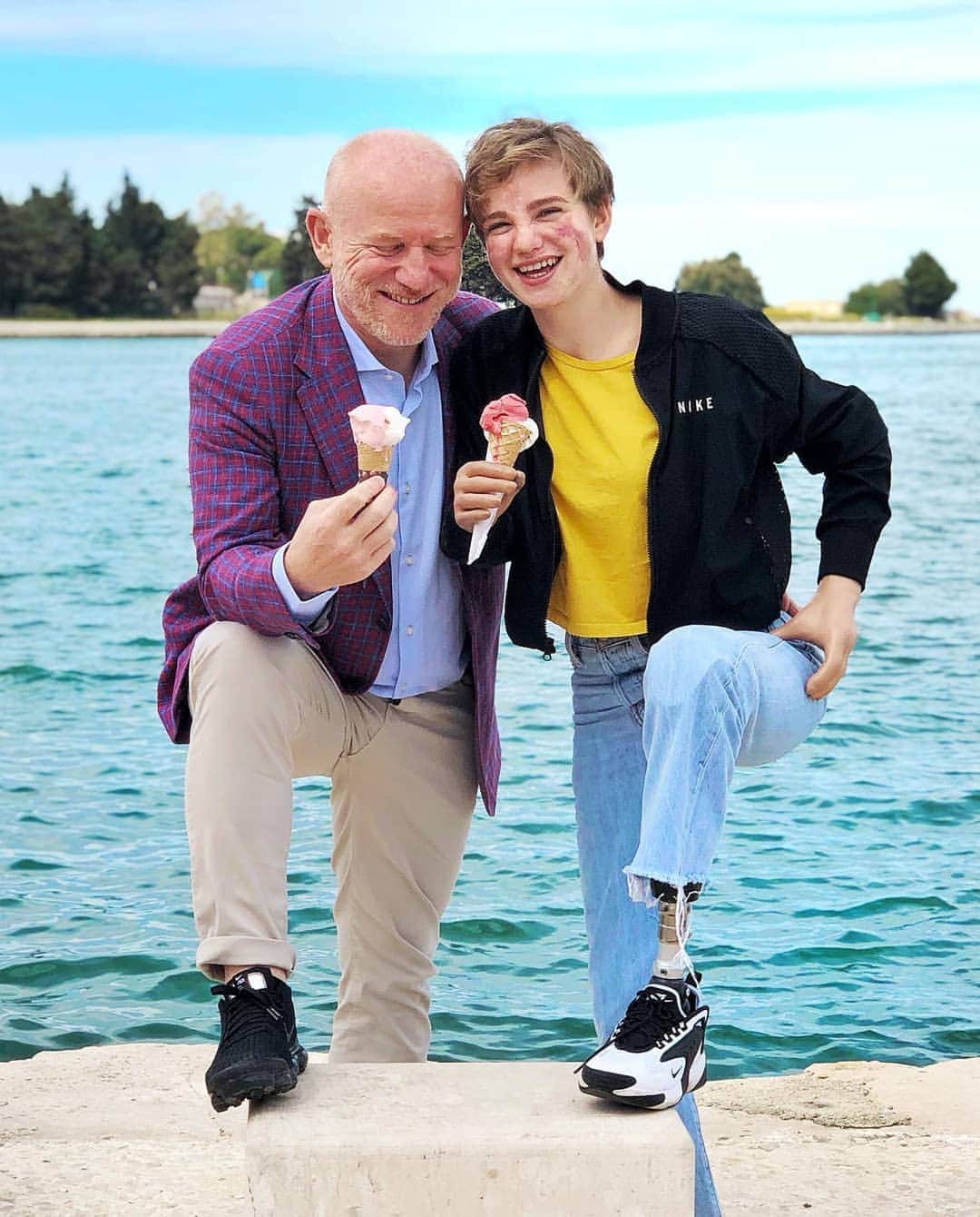 ベアトリーチェ・ヴィオのインスタグラム：「Io e papi...congelati 🍦💕😜」