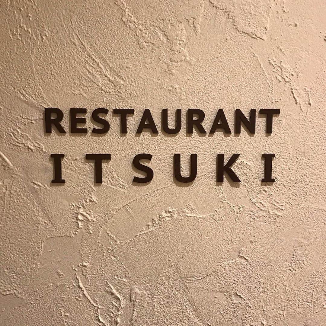 Yuuki mimuraさんのインスタグラム写真 - (Yuuki mimuraInstagram)「🍽 . ☡✍︎ @restaurantitsuki ﻿﻿. 昨日の夜は、4月15日に #六本木 にグランドオープンした #restaurantITSUKI でディナーしてきました🍽 ﻿﻿. 地下で #バリトン の#高橋正典 さんオペラを聞いてから 2階のレストランへ移動してコースをいただきました💓 ﻿. 🍴メニュー 🍴 ﻿﻿ 🍽 ( 前菜 ) 三浦野菜の #サラダ ﻿﻿ 🍽 ( お魚料理 ) スズキの蒸し焼き  フルーツトマトの焦がしバターソース🐟﻿﻿ 🍽 ( お肉料理 ) 青森県産 黒毛和牛フィレ肉の ローストソースベルシー﻿﻿ 🍽 ( パスタ ) ズワイガニと九条ネギ、 トマトのフェデリーニ オレンジの香り﻿﻿ 🍽 ( デザート ) パイナップルのパルフェ、 白トリュフハチミツジェラート、フルーツ添え コーヒー﻿﻿ ﻿﻿. ちょっと写真が出てきた順番と違うけど許してくださいな笑笑 ﻿﻿ ☡✍︎ ﻿﻿. 🕛火曜日〜土曜日 11:30〜17:00﻿﻿ ランチタイム 11:30〜15:00 ( L.O 14:30 )﻿﻿ カフェタイム 14:00〜17:00 ( L.O 16:30 )﻿﻿ ﻿﻿. ☎️0364355348﻿﻿ ﻿﻿. レストランITSUKI﻿﻿ 東京都港区麻布台3-1-5 麻布台日ノ樹ビル2階﻿﻿ . . . #restaurantitsuki  #レストラン樹 #レストランitsuki #フレンチ #イタリアン #六本木フレンチ #六本木 #麻布十番 #麻布十番グルメ  #六本木グルメ #駅近グルメ #ディナー #ランチ」5月11日 23時34分 - u0829u