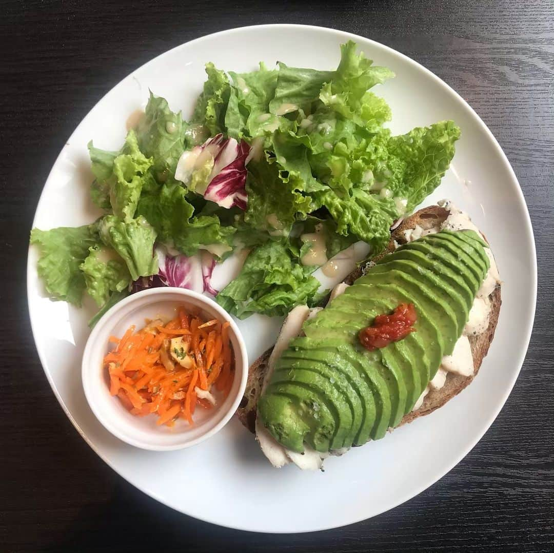 山下耀子さんのインスタグラム写真 - (山下耀子Instagram)「. . 机の上がえげつない緑🥑🥑🥑 . ZIP!同期会！ 浜やん、しぅちゃんお仕事で会えず😭 次こそー！！！！！ みわちゃん元気そうでよかた〜☺️ 最近はるねぇが「よーちゃん」と 呼んでくれるのが嬉しい 今日この頃です。 . #🥑 #ランチ #アボカドランチ #やっぱりアボカド好きだわ #かつら寮のアボカドマグロ丼が恋しい #大学４年生にして初めて出てきたメニューなのに最高に美味い #よく温玉もらってました」5月11日 23時37分 - twinkleyesy