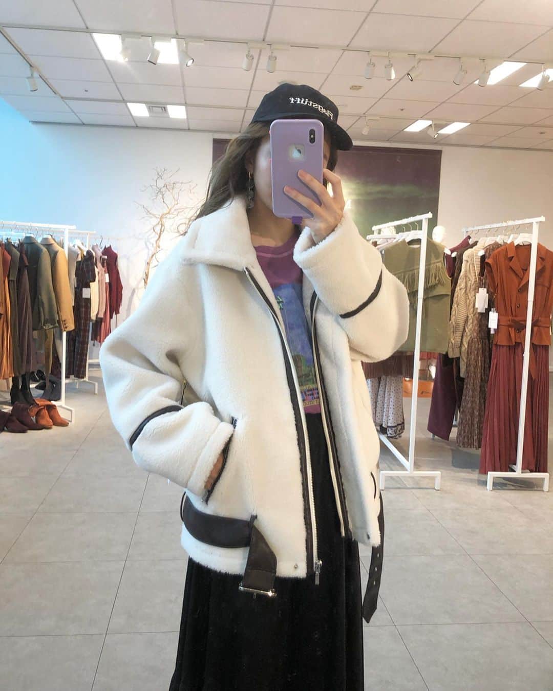 平木愛美のインスタグラム：「ストーリーでもたくさん反響のあった、ボアコート♡ 私、一目惚れしたのですが、まさかの絶妙にちがった可愛いデザインがふたつ。（ブランドはタグづけしてます） 丈感や襟のかんじなど、それぞれちがってそれぞれ可愛い。のです。悩む。 別ブランドさんですでに白のボリュームあるコートもオーダーしちゃつたんだけどなあ🍂🧡 白アウターに惹かれがちな今季みたいです。 #愛美ふく  そんなかんじできのうは撮影おわりに @arpege_story さんの展示会へ行ってきました♡  週明けにはアルページュ撮影もあるよ〜🧸💞 #arpegestory #19aw #rirandture #mystrada #apuweiserriche #jusglitty」